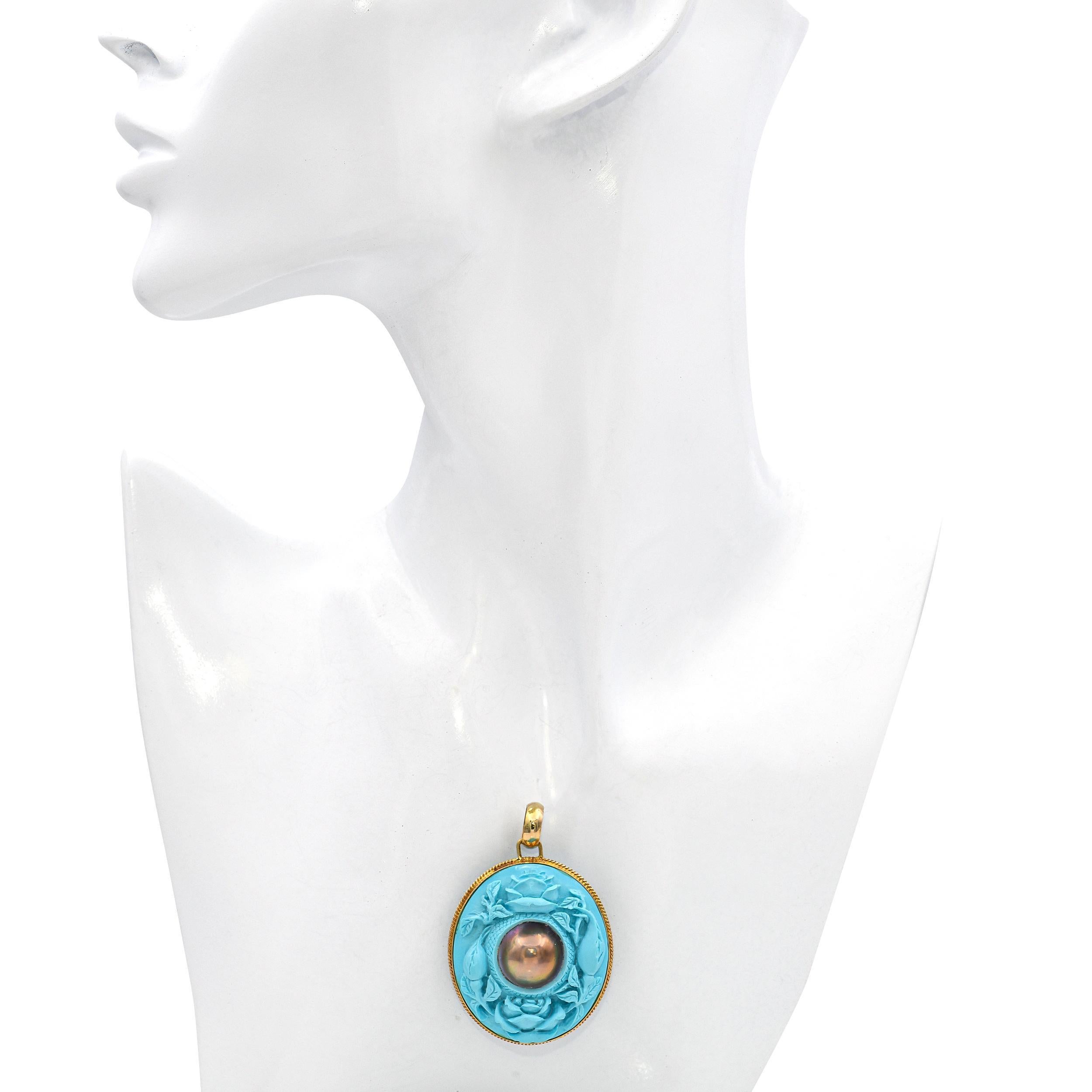 Pendentif vintage en or jaune Roses sculptées Turquoise poudrée et Mabe Peal Bon état - En vente à New York, NY