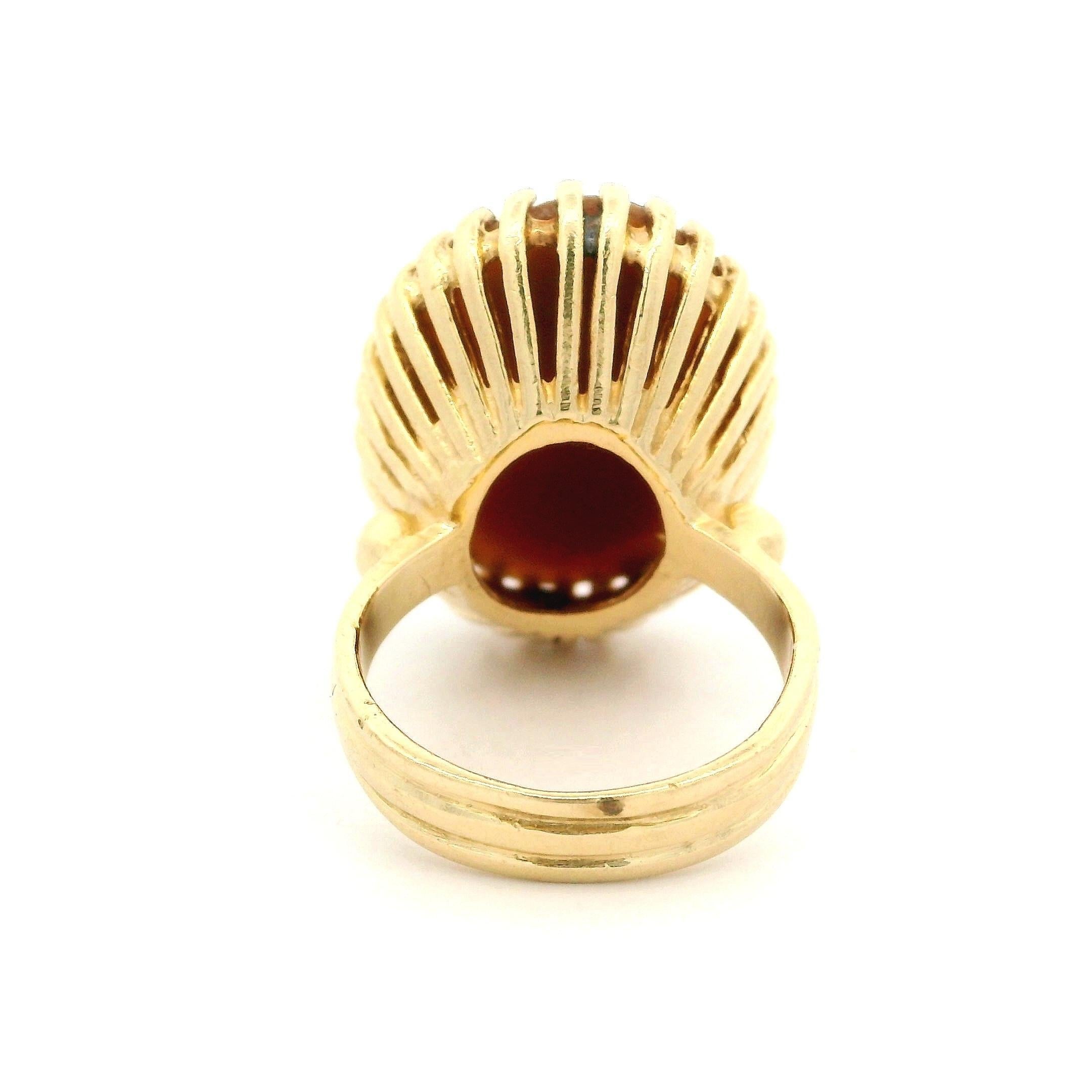 Anello da cocktail grande e di alto profilo in oro giallo vintage con cammeo di conchiglia intagliato in vendita 7