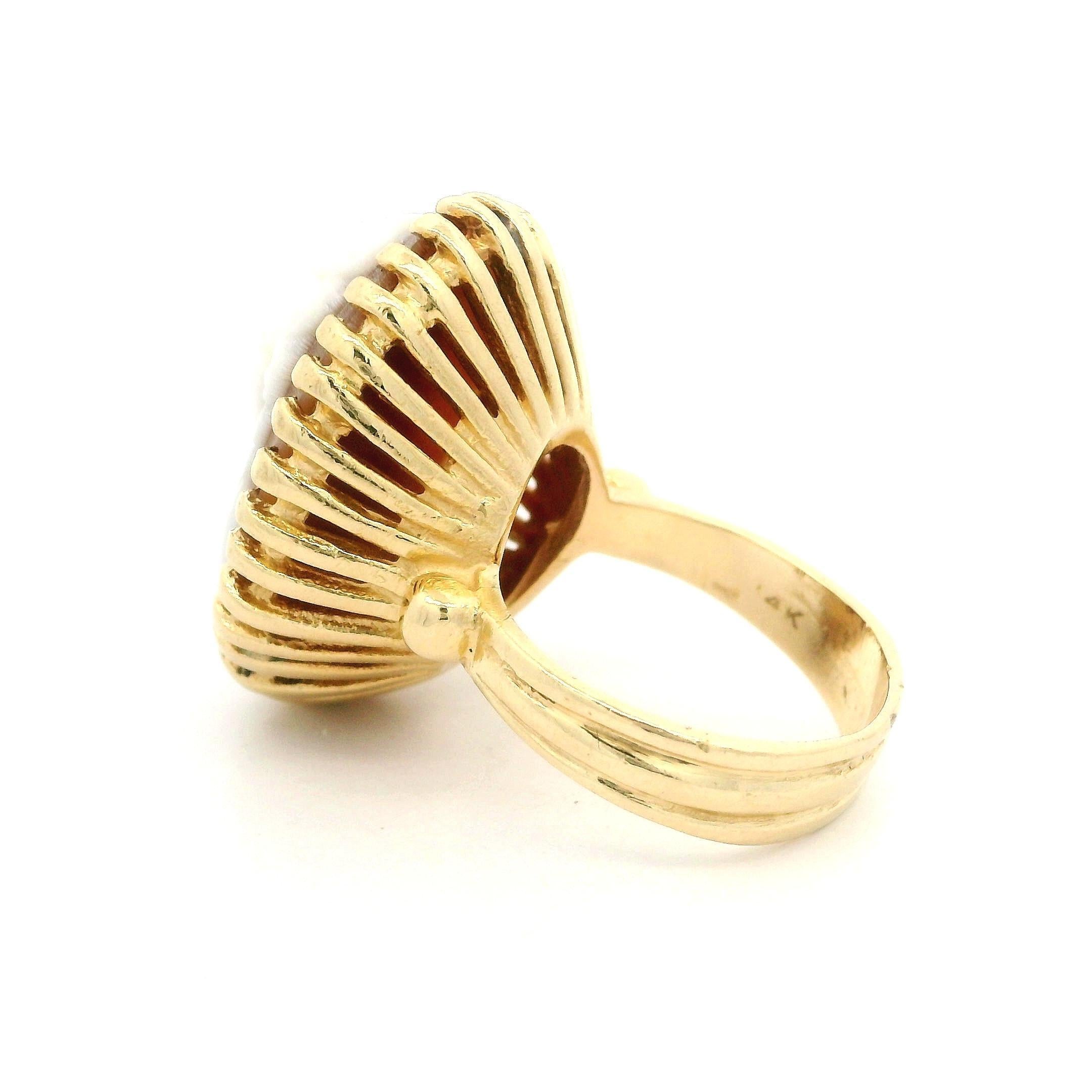 Anello da cocktail grande e di alto profilo in oro giallo vintage con cammeo di conchiglia intagliato in vendita 8