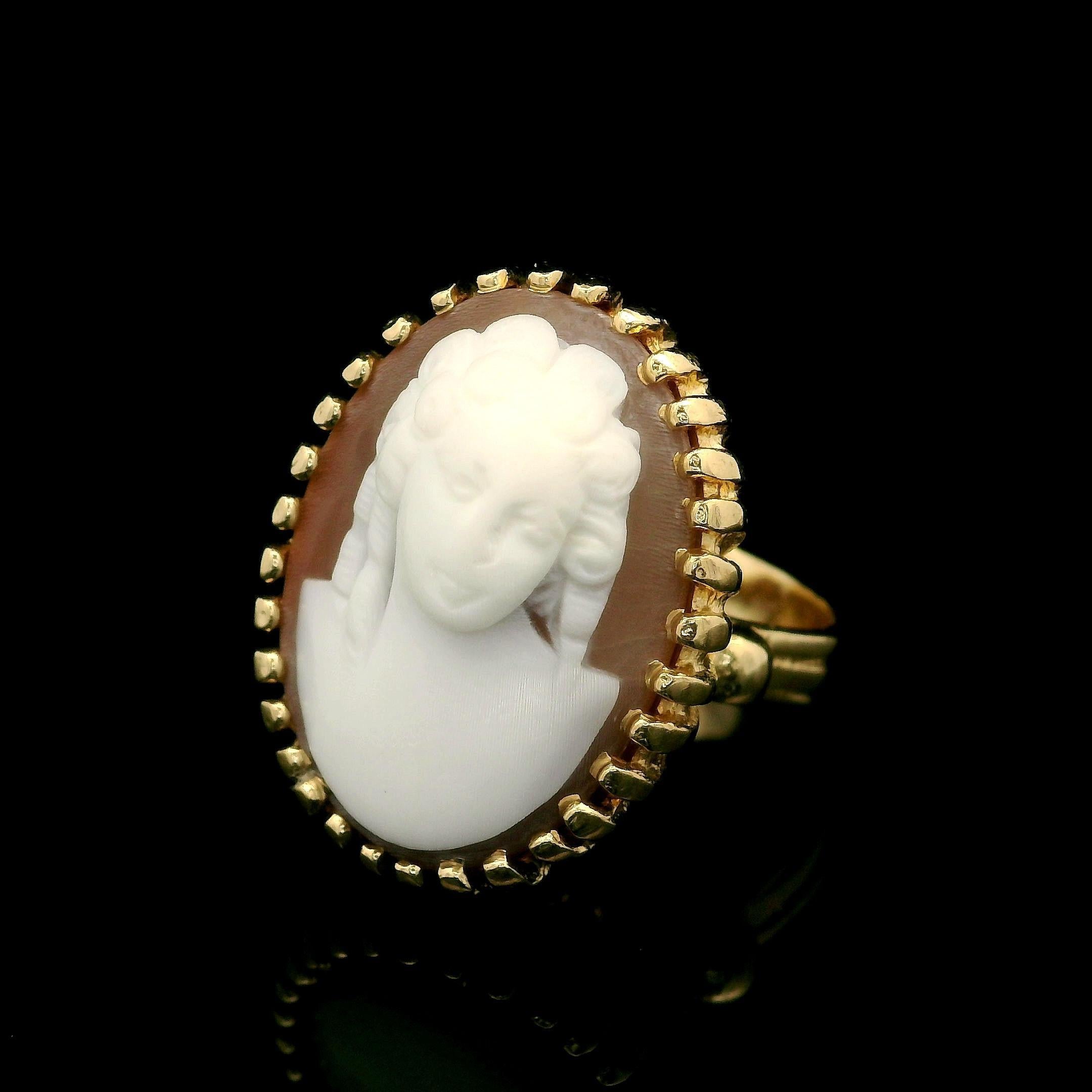 Anello da cocktail grande e di alto profilo in oro giallo vintage con cammeo di conchiglia intagliato in vendita 9