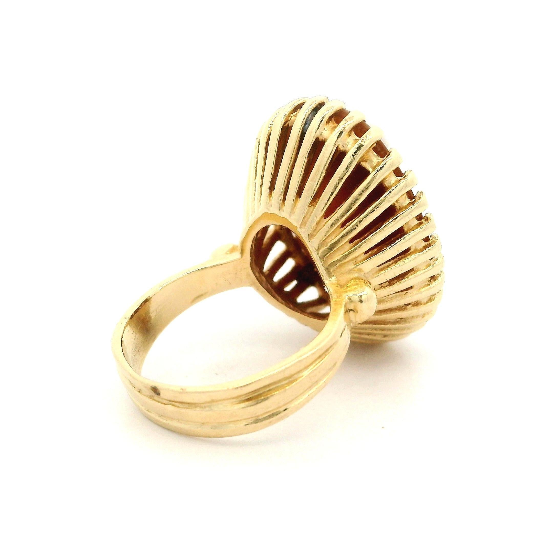 --Pietre: --
(1) Conchiglia naturale autentica - forma ovale con intaglio - incastonatura a più punte - intaglio bianco su campo di pesca - 21 x 15 mm (circa)

Materiale: Oro giallo massiccio 14k
Peso: 9,1 grammi
Misura dell'anello: 5.0 (montato su