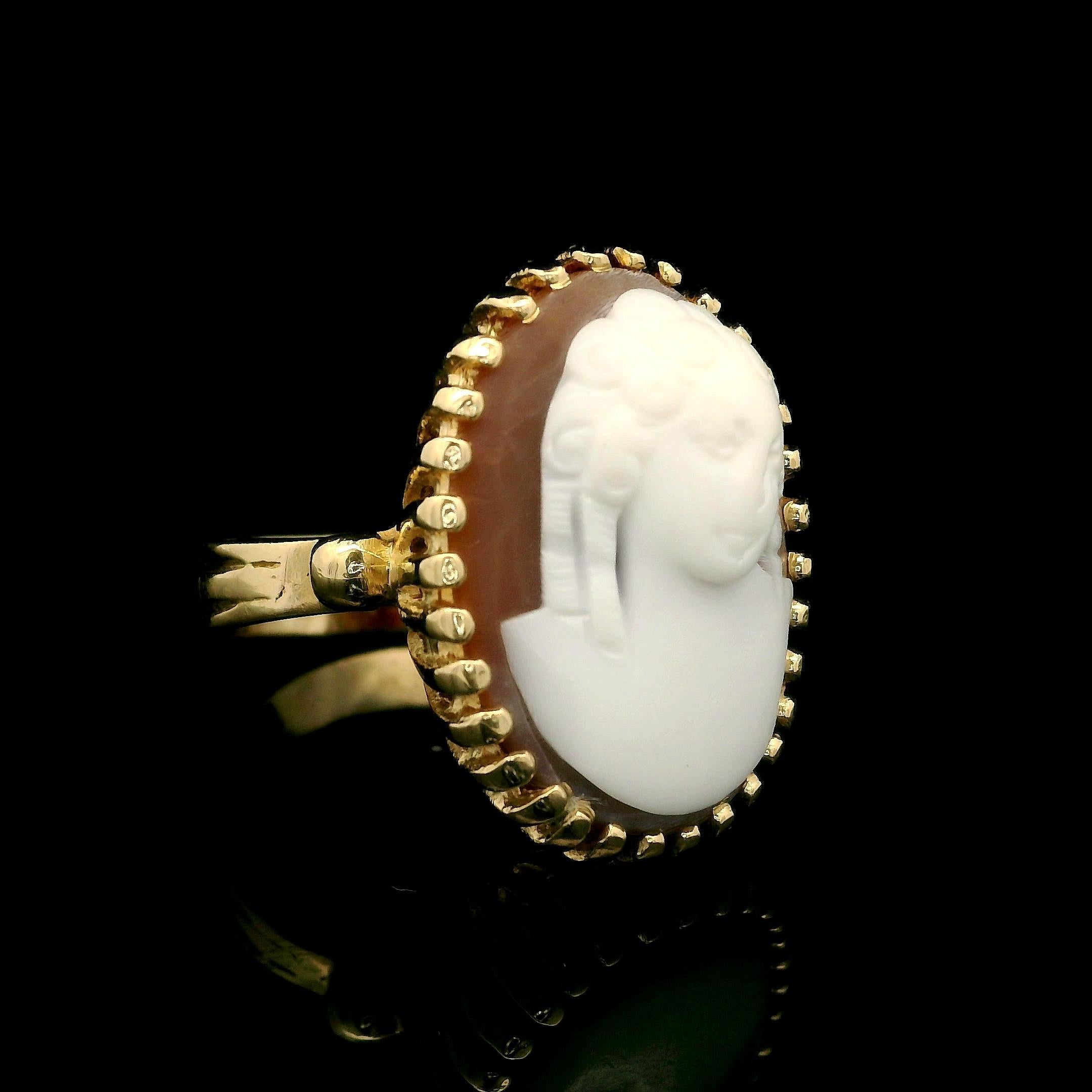 Anello da cocktail grande e di alto profilo in oro giallo vintage con cammeo di conchiglia intagliato In condizioni ottime in vendita a Montclair, NJ
