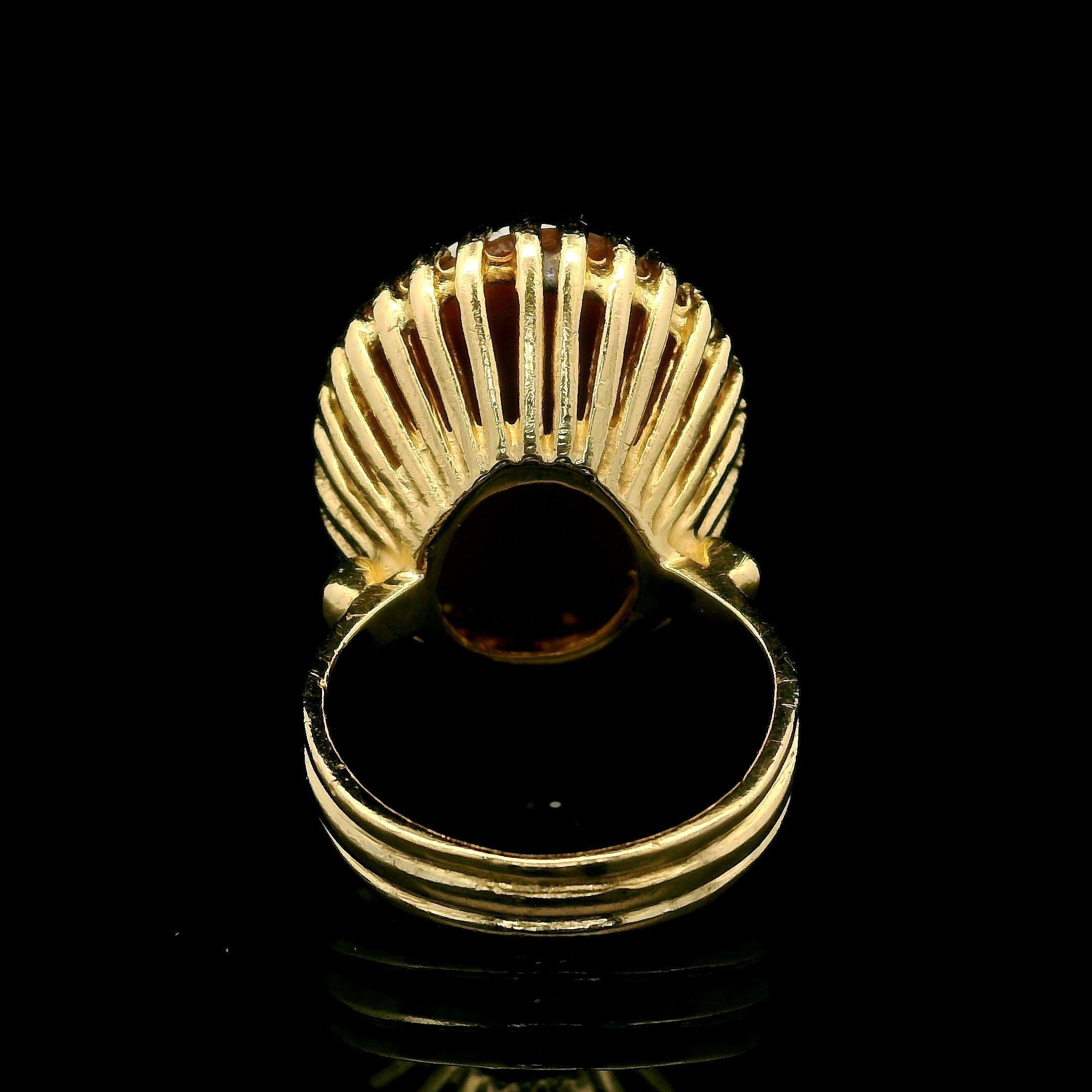 Anello da cocktail grande e di alto profilo in oro giallo vintage con cammeo di conchiglia intagliato in vendita 1
