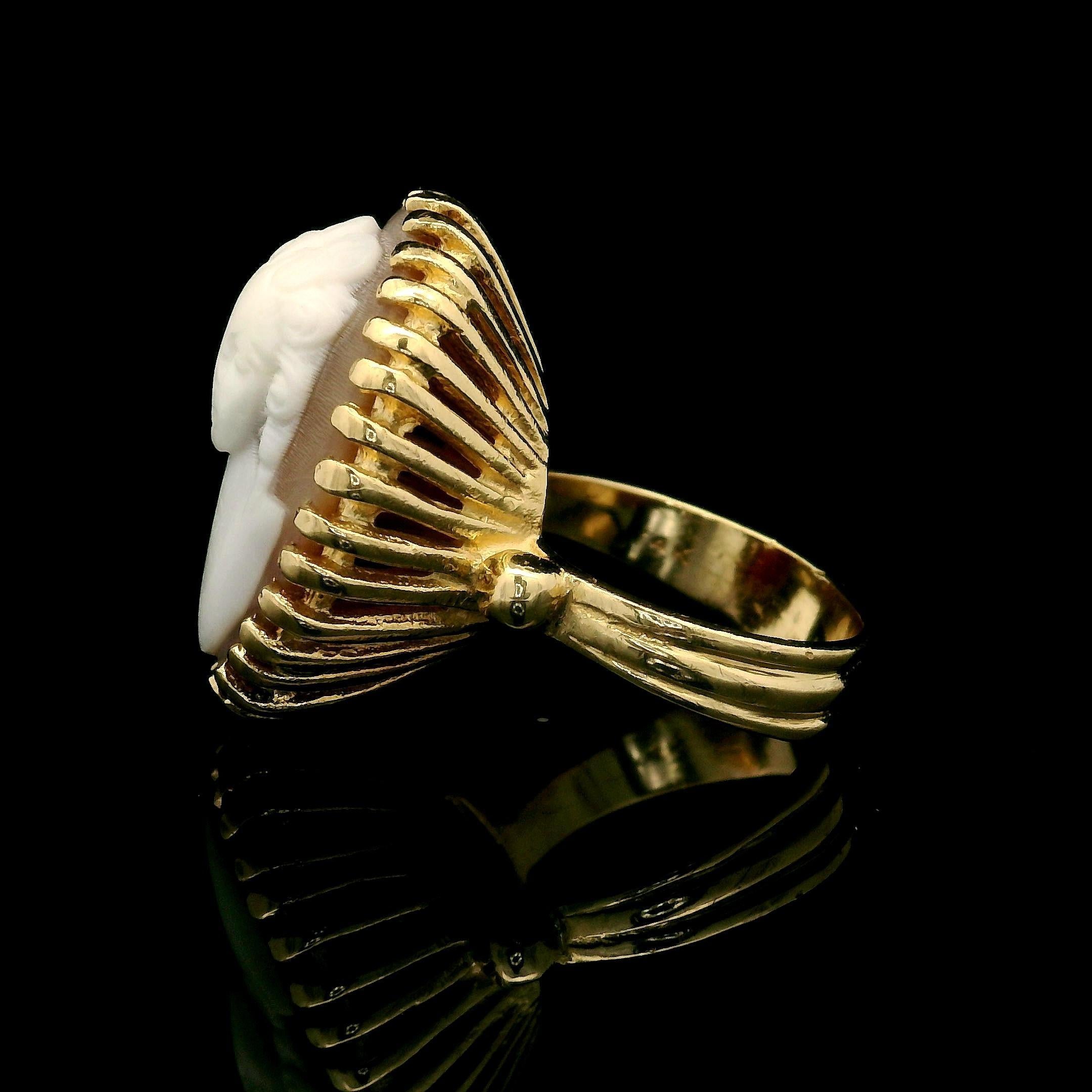 Anello da cocktail grande e di alto profilo in oro giallo vintage con cammeo di conchiglia intagliato in vendita 2