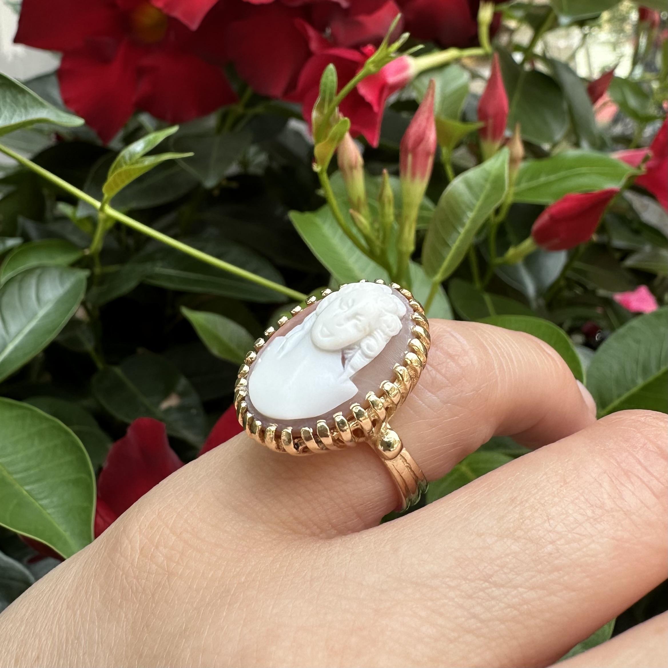Anello da cocktail grande e di alto profilo in oro giallo vintage con cammeo di conchiglia intagliato in vendita 3