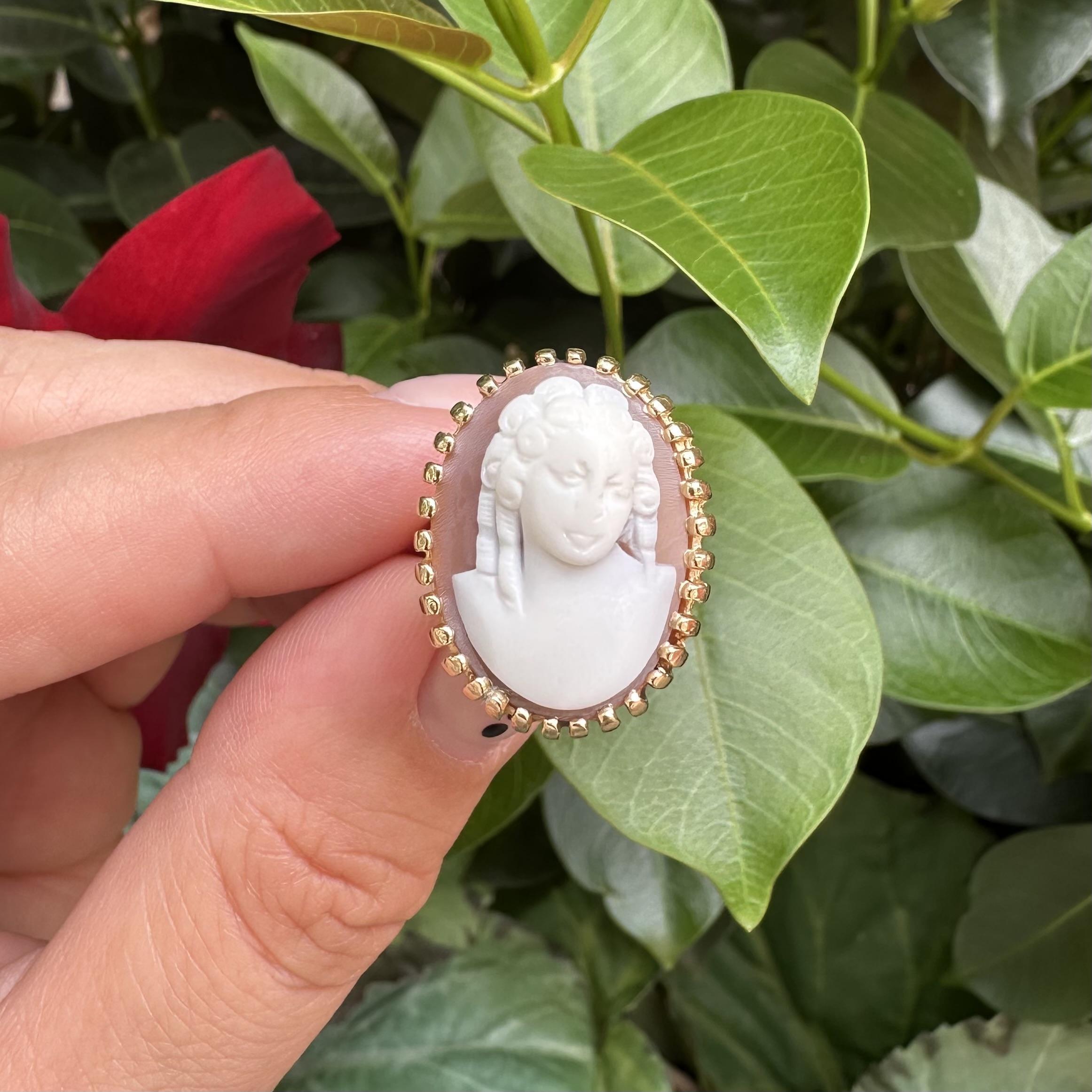 Anello da cocktail grande e di alto profilo in oro giallo vintage con cammeo di conchiglia intagliato in vendita 4