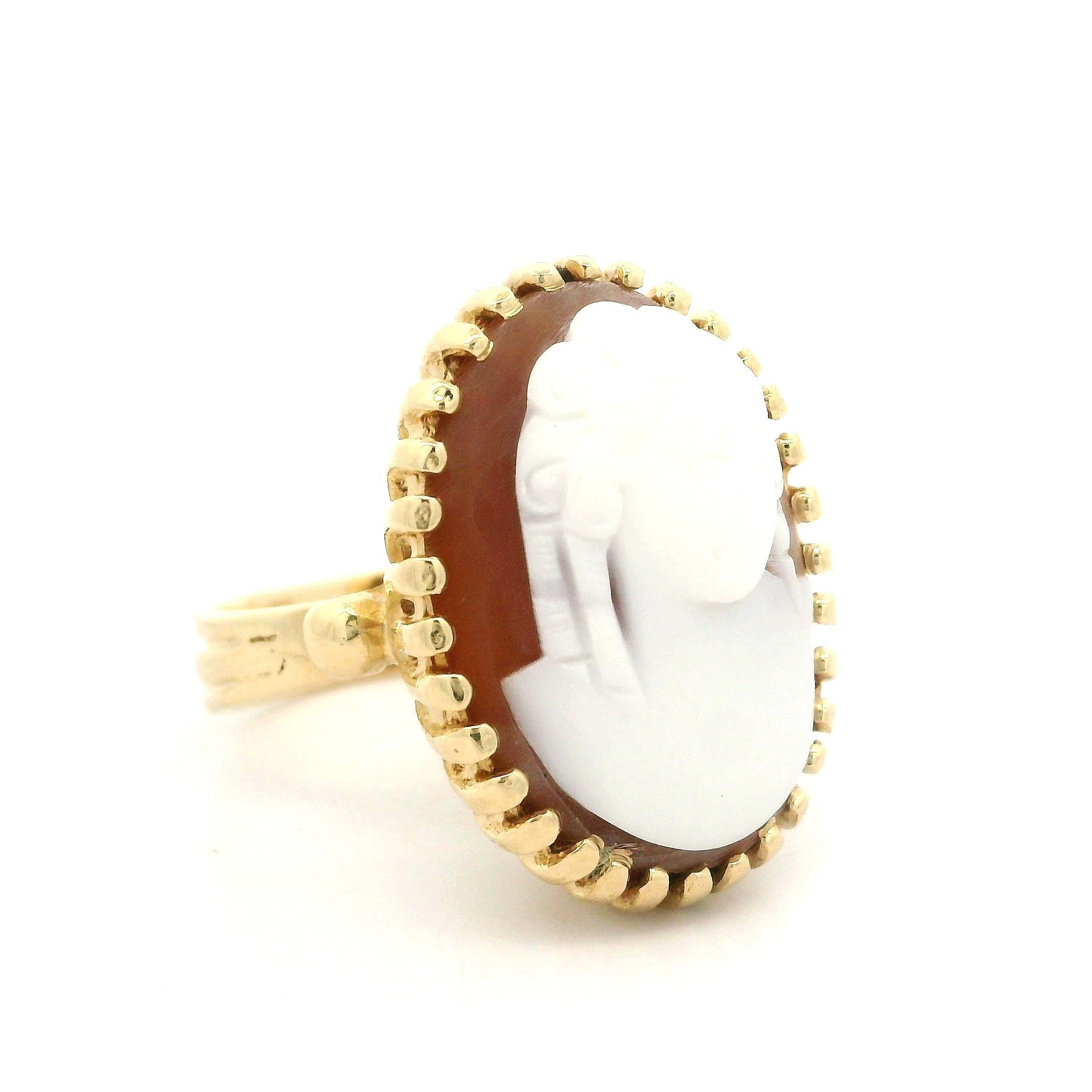 Anello da cocktail grande e di alto profilo in oro giallo vintage con cammeo di conchiglia intagliato in vendita 5
