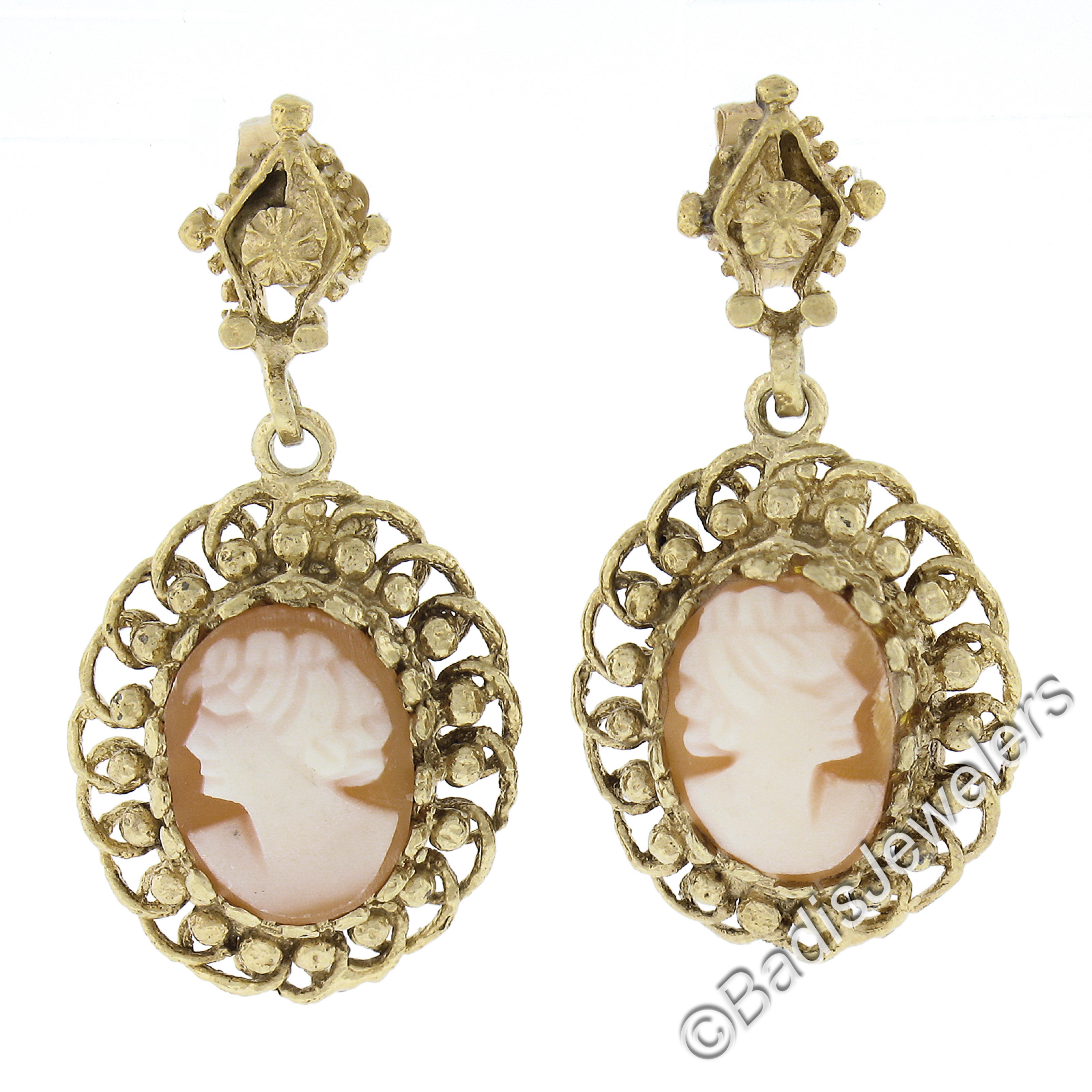 --Stein(e):--
(2) Echte geschnitzte Muschelkameen - Ovalform - Multi Prong Set - Pfirsichfarben mit weißer Farbe - 10,2x7,7mm (ca.)

MATERIAL: Massives 14k Gelbgold
Gewicht: 5.57 Gramm
Rückwand: Post Backs mit Schmetterlingsverschlüssen
Breite: 14,4