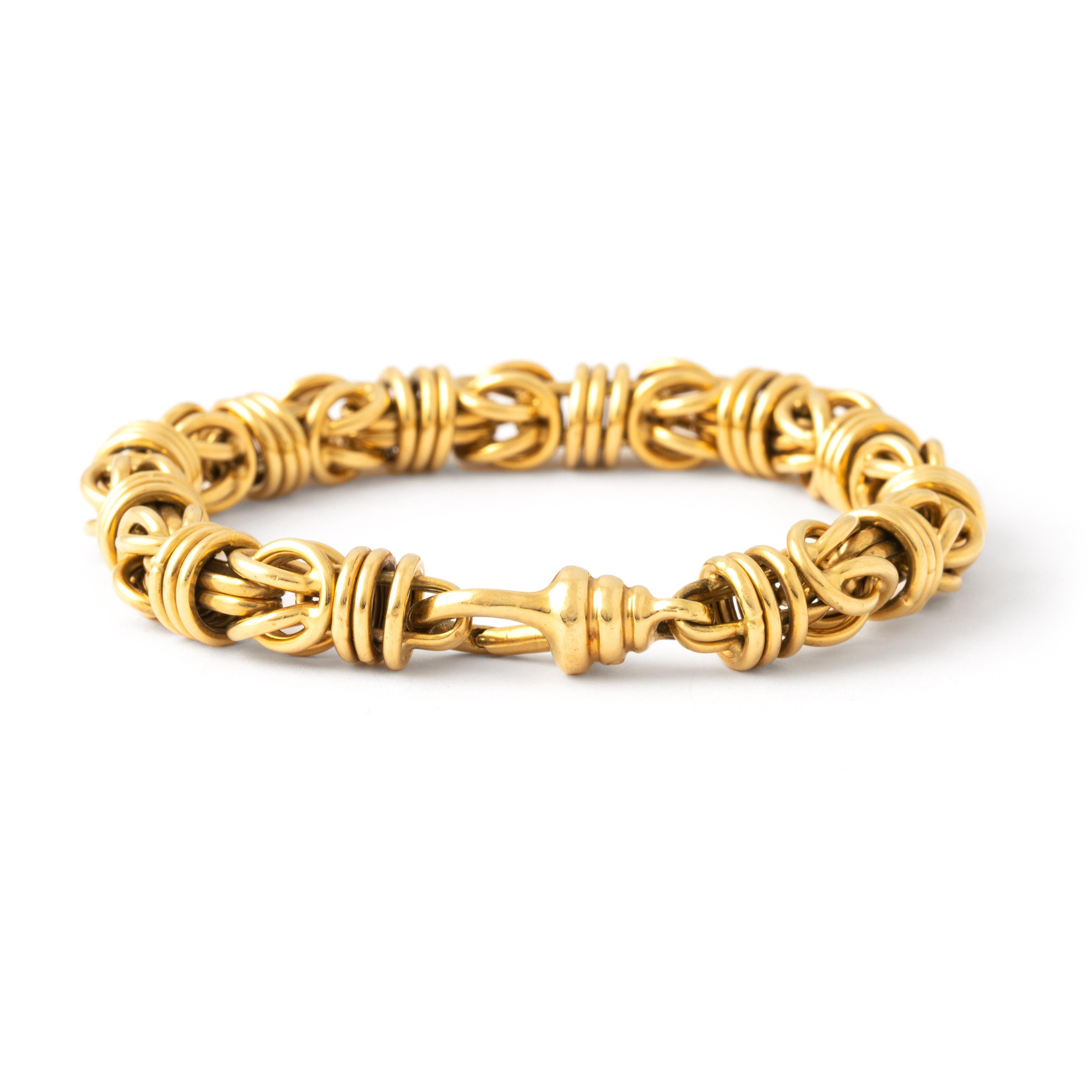 Bracelet Vintage en chaîne d'or jaune.
Entrez dans l'allure du passé avec ce bracelet à chaîne en or jaune vintage, une pièce qui exsude à la fois le charme et la sophistication. Fabriqué avec une attention méticuleuse aux détails, ce bracelet