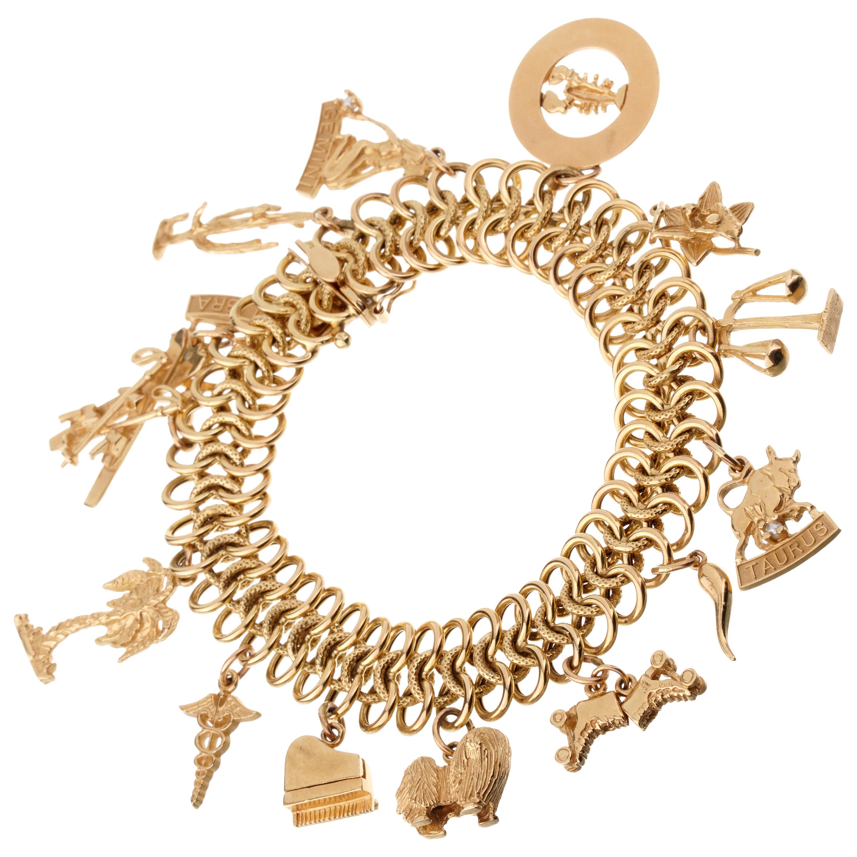 Bracelet à breloques vintage en or jaune en vente