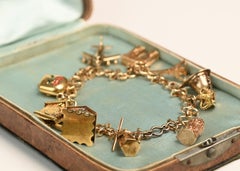 Bracciale Plainview con charme in oro giallo d'epoca, CIRCA 1940