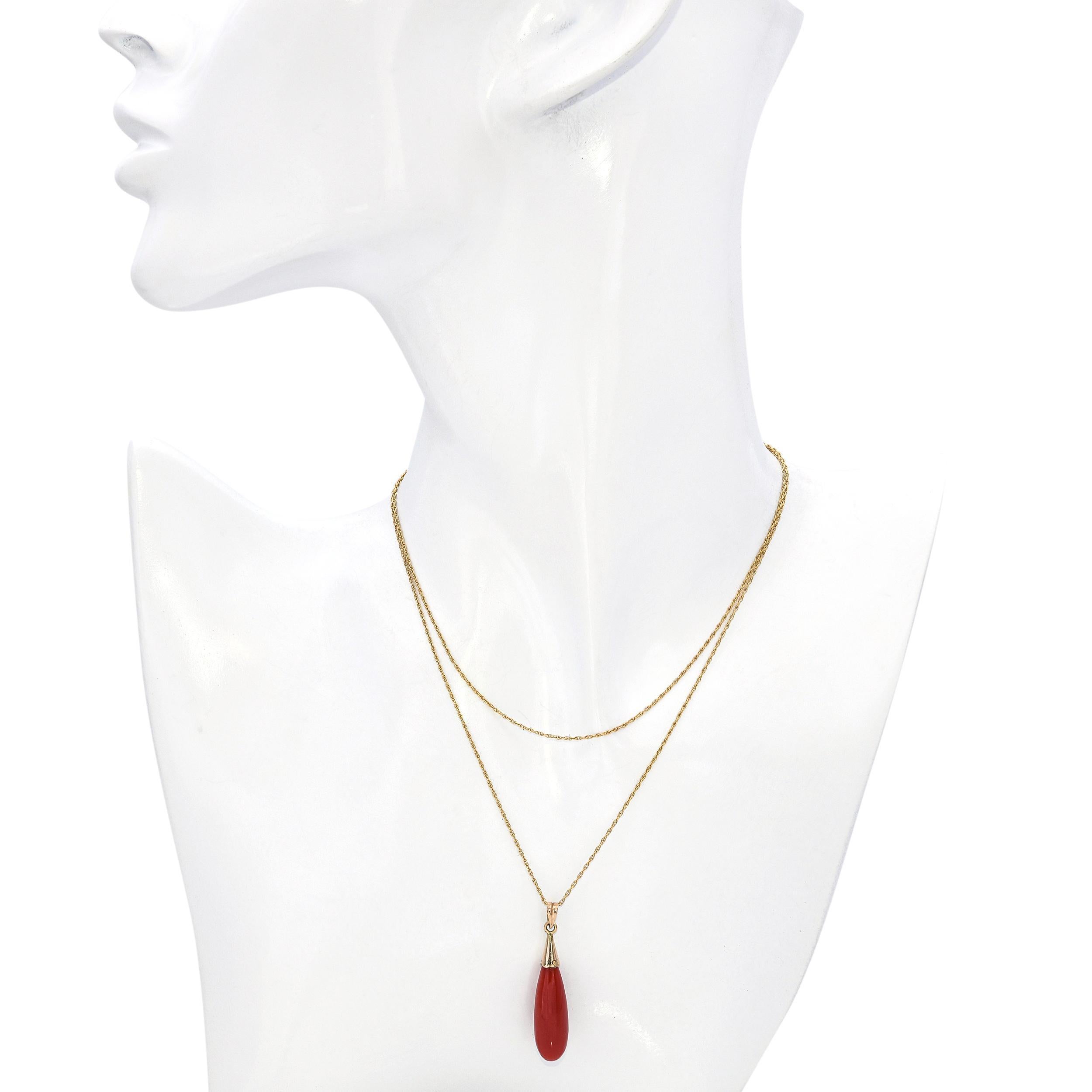 Burattato Collana con ciondolo di corallo d'epoca in oro giallo in vendita