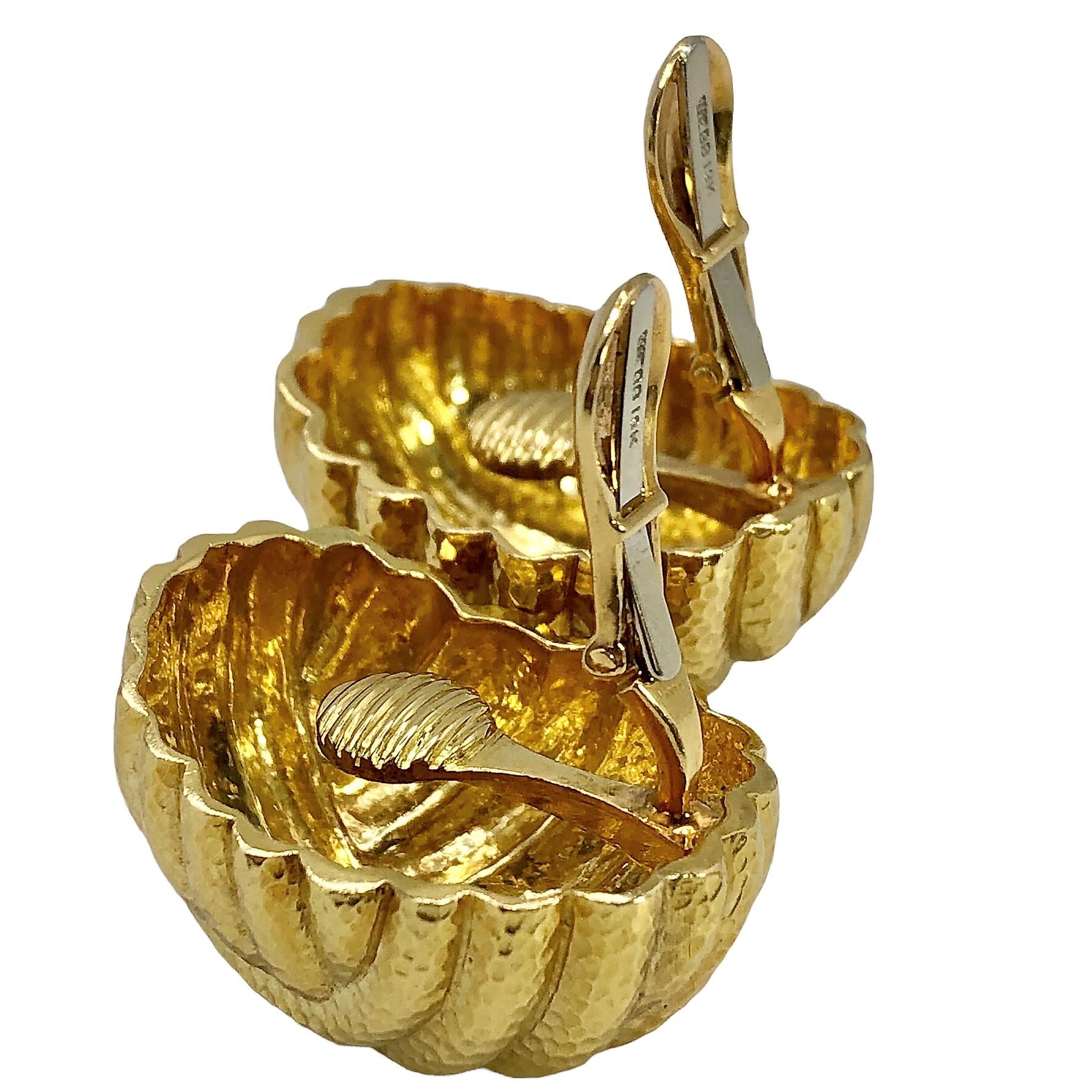 David Webb Große gehämmerte Kuppel-Ohrringe aus Gelbgold in Kissenform im Zustand „Gut“ im Angebot in Palm Beach, FL
