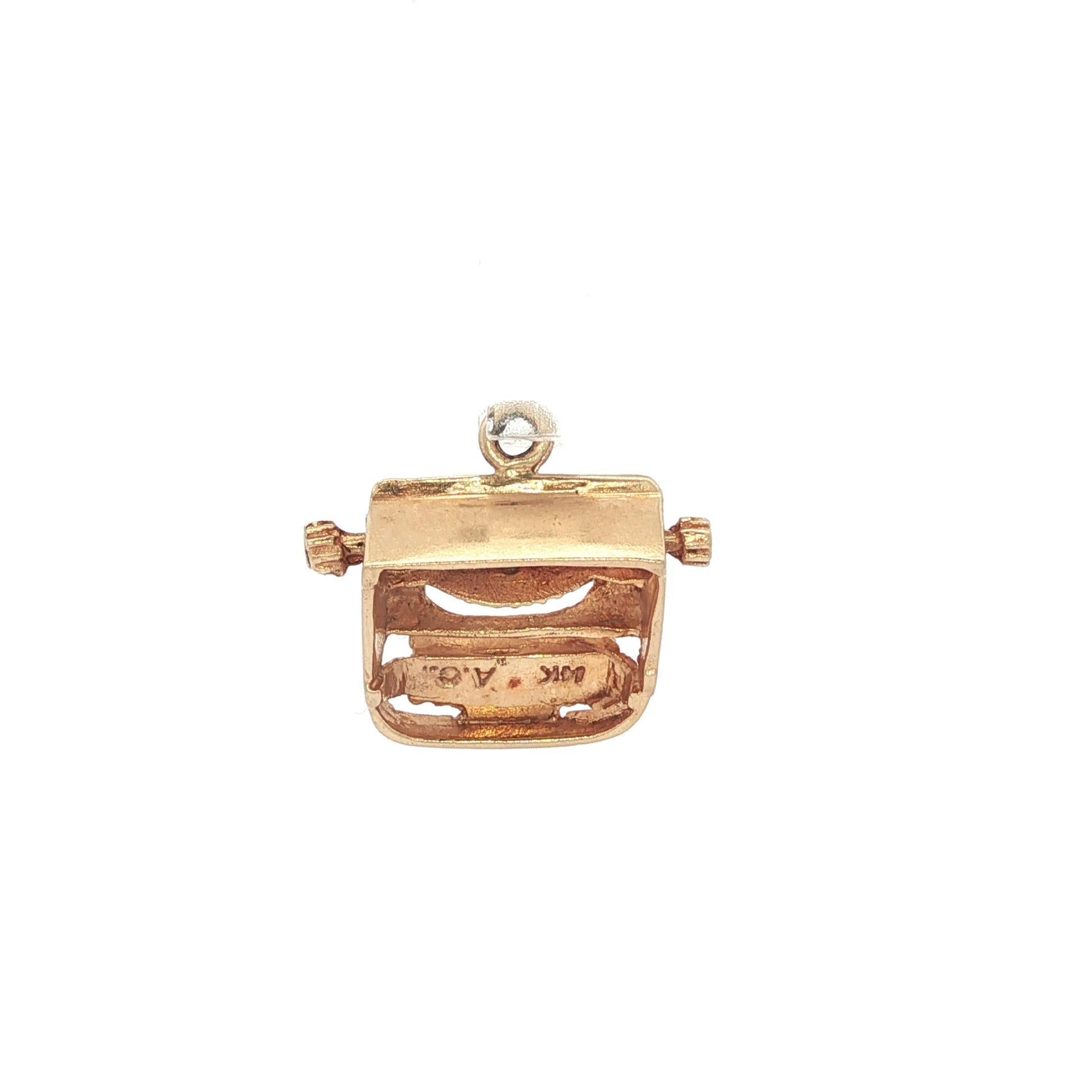 Vintage Gelbgold Detaillierte klassische Schreibmaschine Collectal Charm Anhänger für Damen oder Herren im Angebot