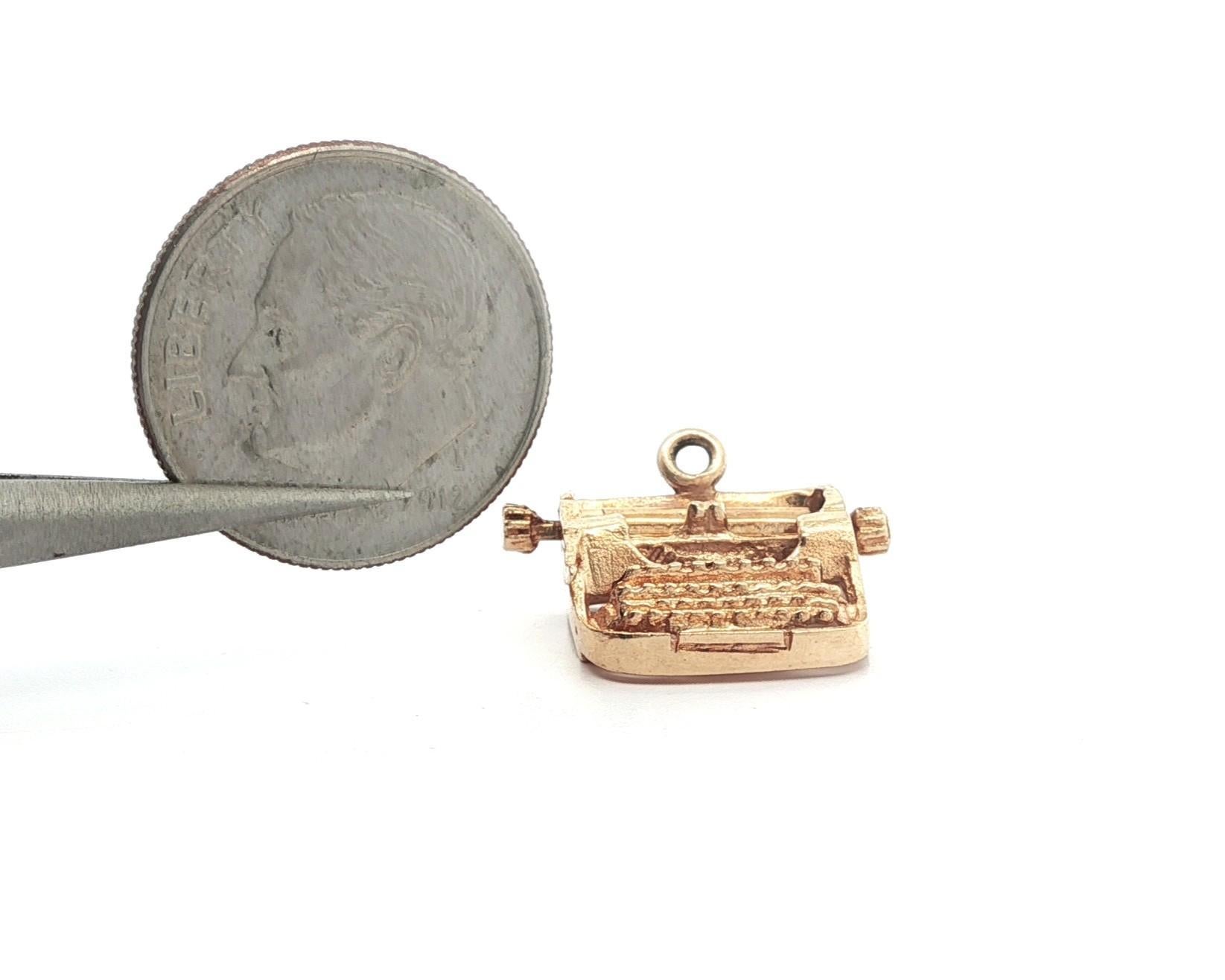 Vintage Gelbgold Detaillierte klassische Schreibmaschine Collectal Charm Anhänger im Angebot 2