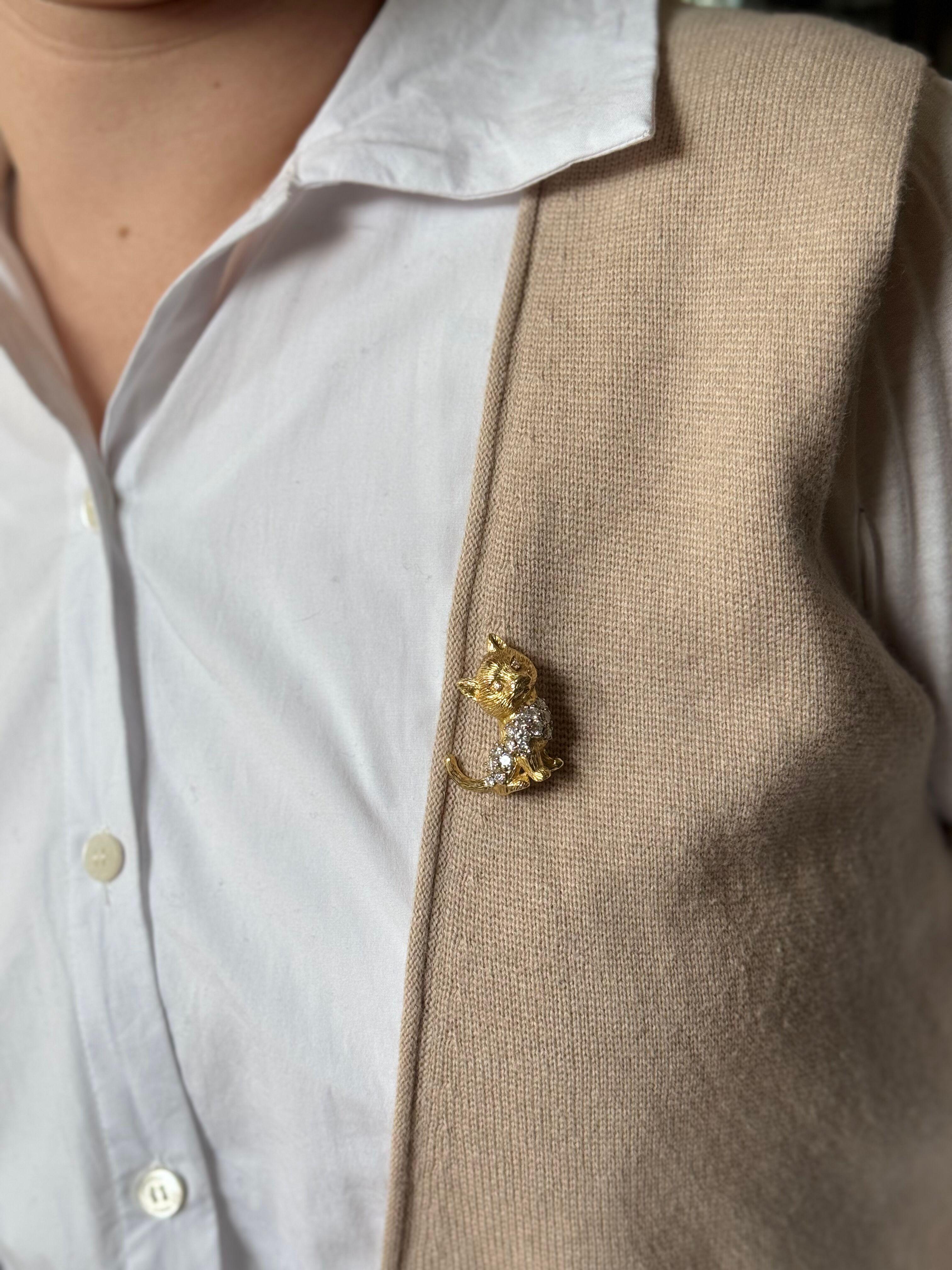 Vintage 18k yellow gold cat brooch, with approx. 1.10ctw H/SI1 diamonds. Brooch measures 1.25