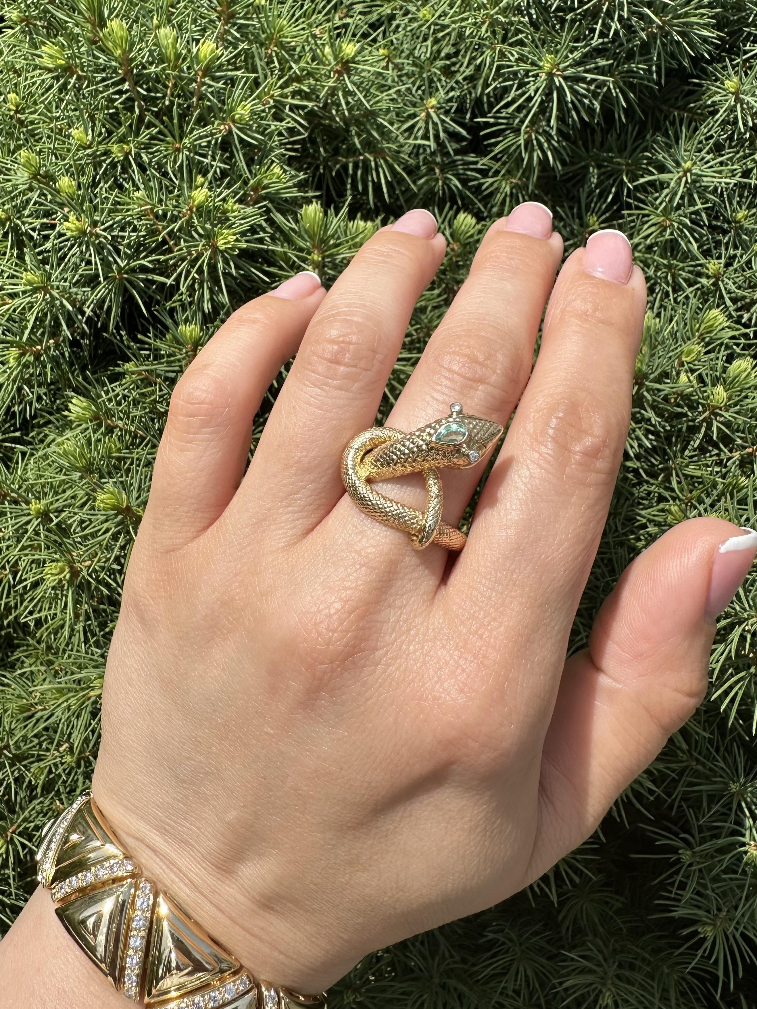 Vintage Yellow Gold Diamond & Emerald Detailed Textured Snake Wrap Coiled Ring (Bague serpentée en or jaune avec diamants et émeraudes) en vente 5