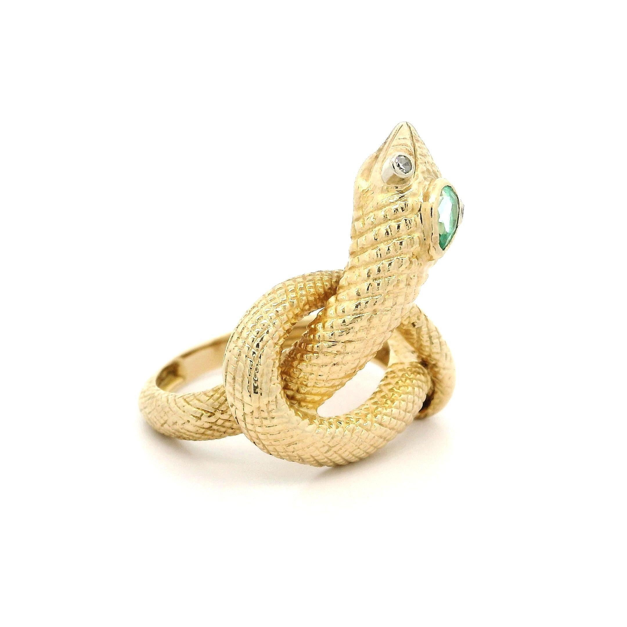 Taille poire Vintage Yellow Gold Diamond & Emerald Detailed Textured Snake Wrap Coiled Ring (Bague serpentée en or jaune avec diamants et émeraudes) en vente