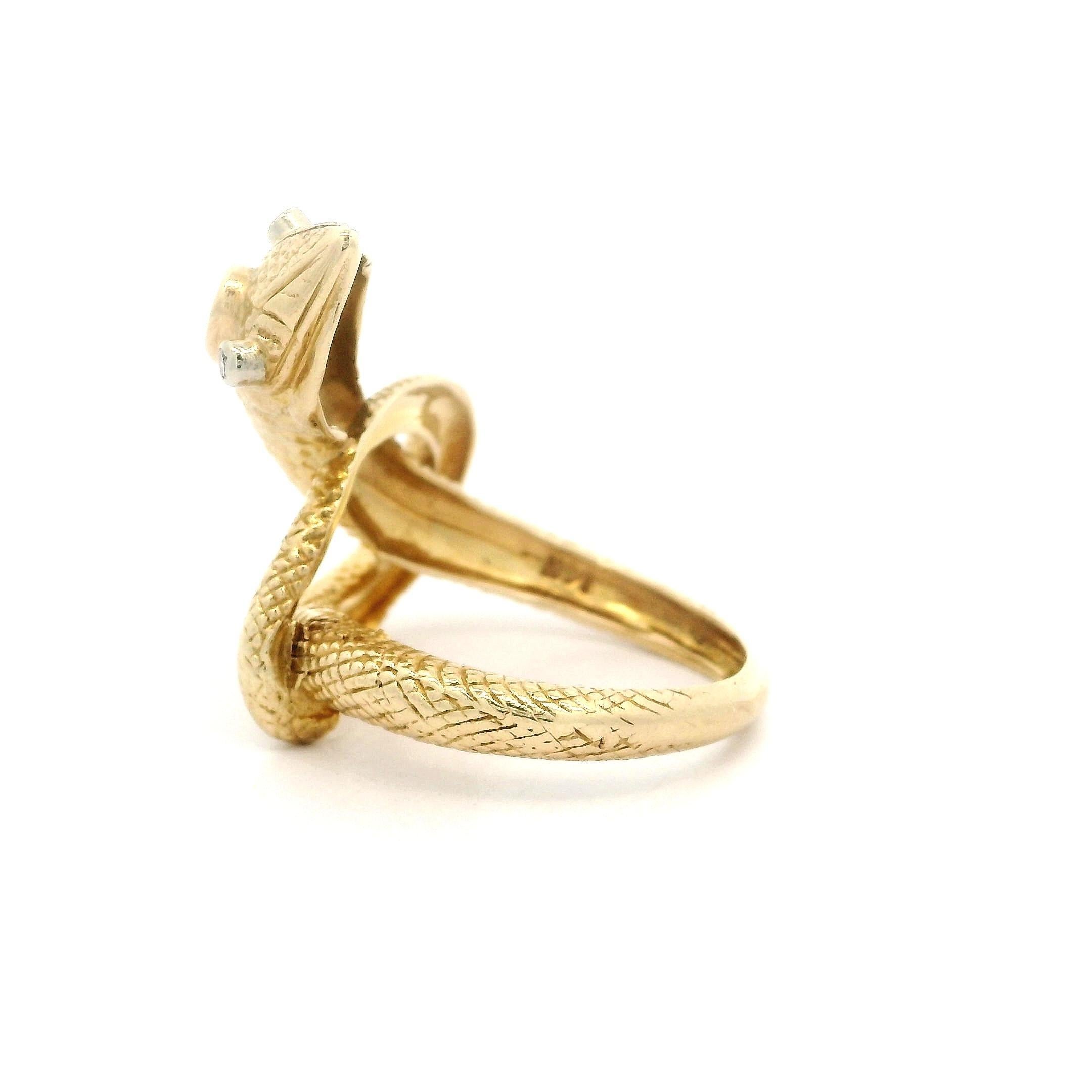 Vintage Yellow Gold Diamond & Emerald Detailed Textured Snake Wrap Coiled Ring (Bague serpentée en or jaune avec diamants et émeraudes) Pour femmes en vente