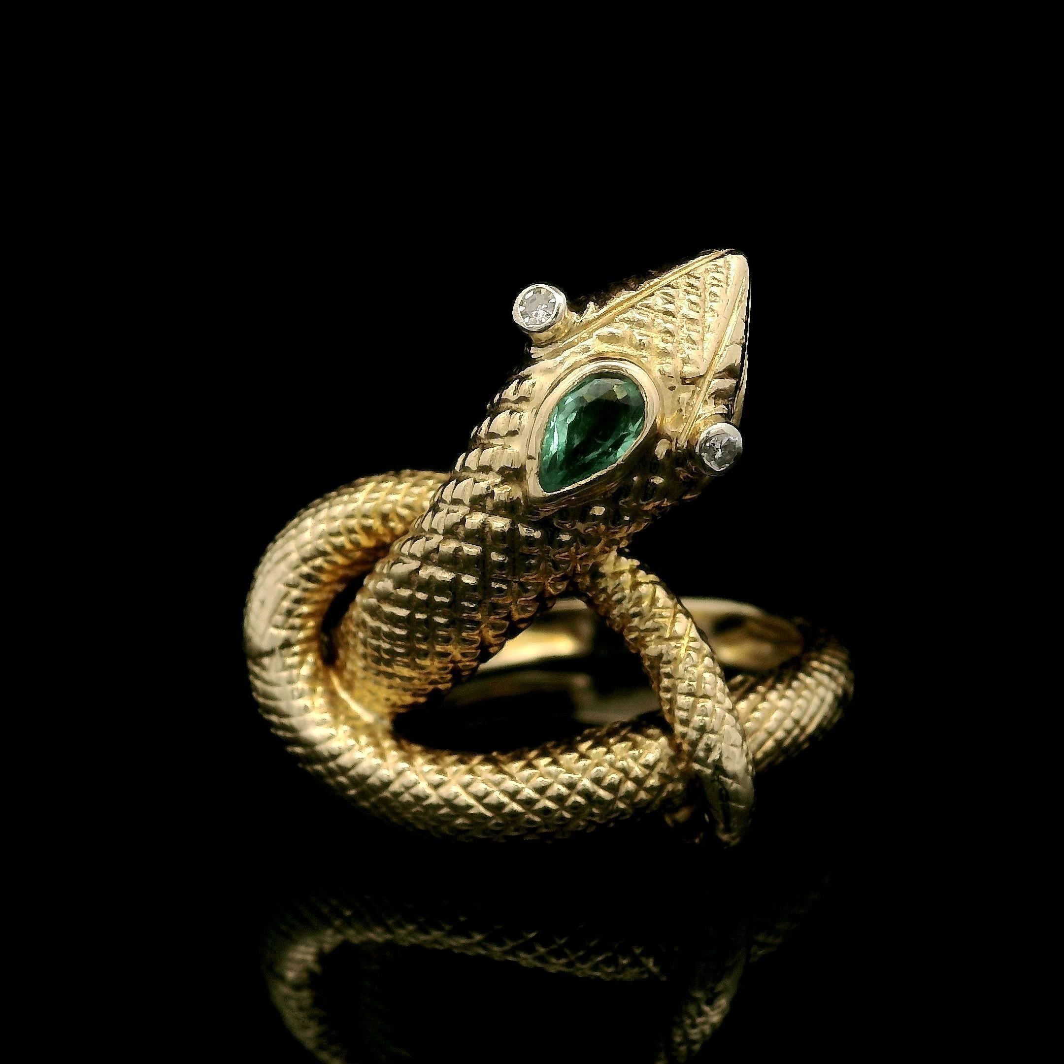 Vintage Yellow Gold Diamond & Emerald Detailed Textured Snake Wrap Coiled Ring (Bague serpentée en or jaune avec diamants et émeraudes) en vente 3