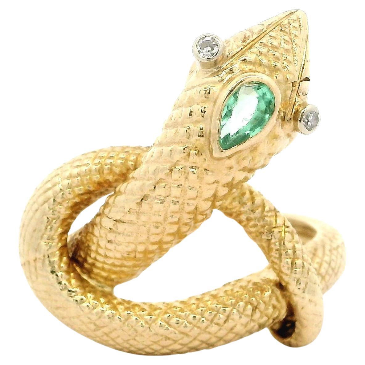 Vintage Yellow Gold Diamond & Emerald Detailed Textured Snake Wrap Coiled Ring (Bague serpentée en or jaune avec diamants et émeraudes) en vente