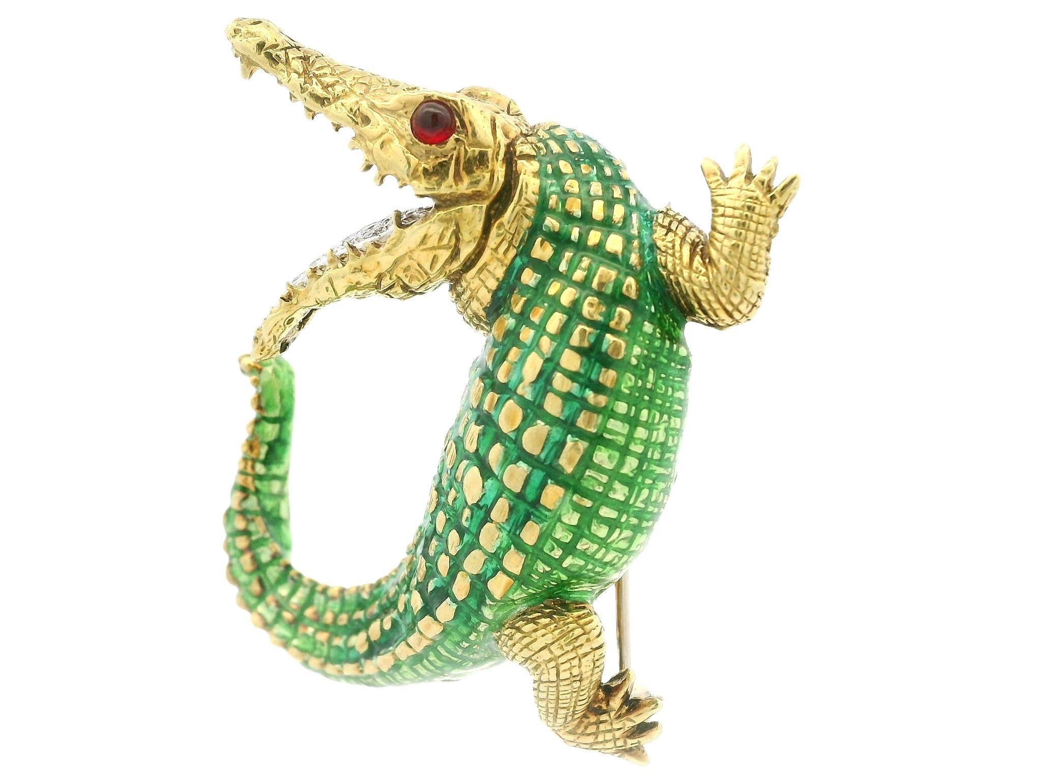 Vintage Yellow Gold Diamond Enamel Highly Detailed Textured Alligator Pin Brooch For Sale 5