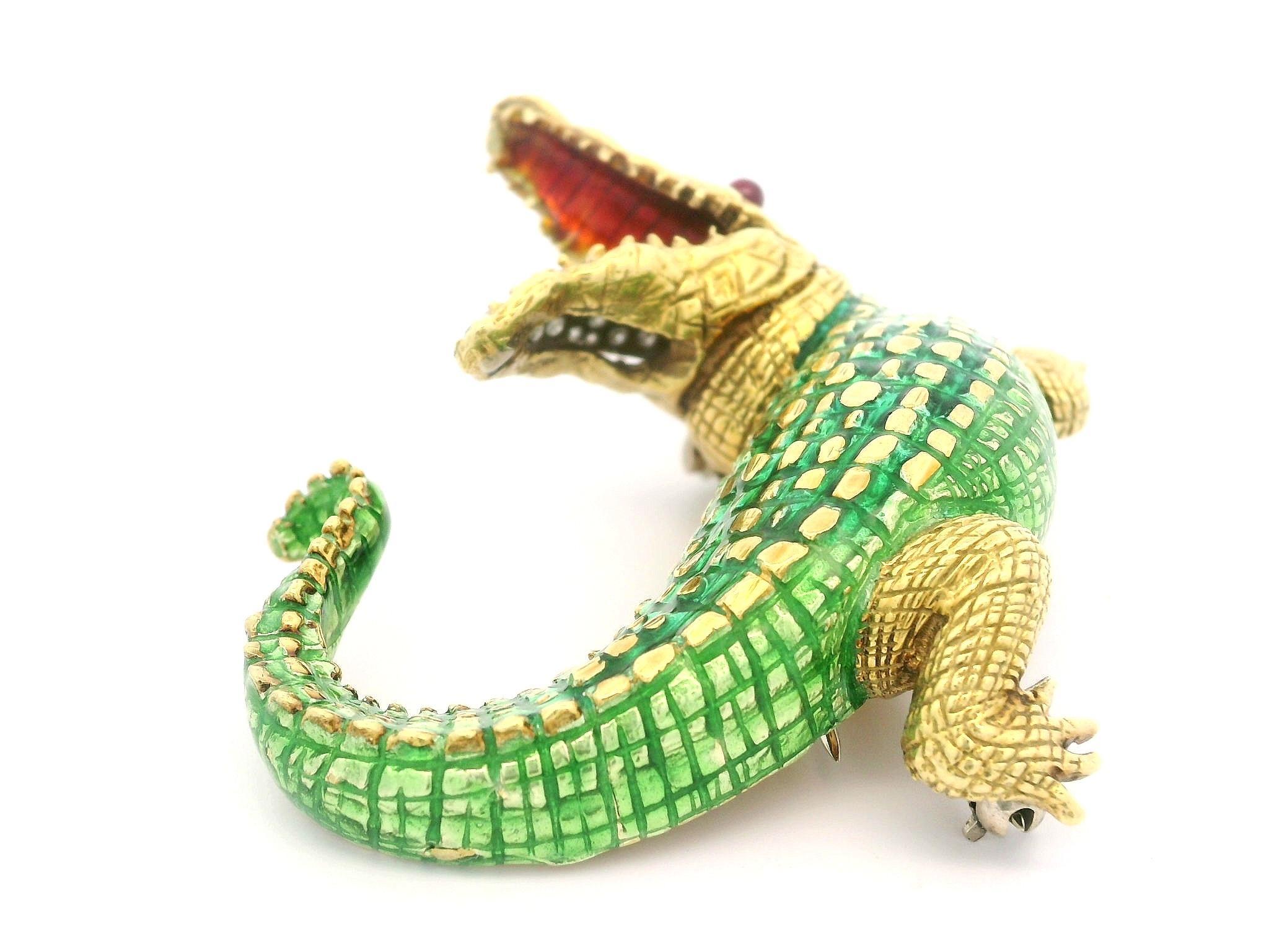 Brilliant Cut Vintage Yellow Gold Diamond Enamel Highly Detailed Textured Alligator Pin Brooch For Sale