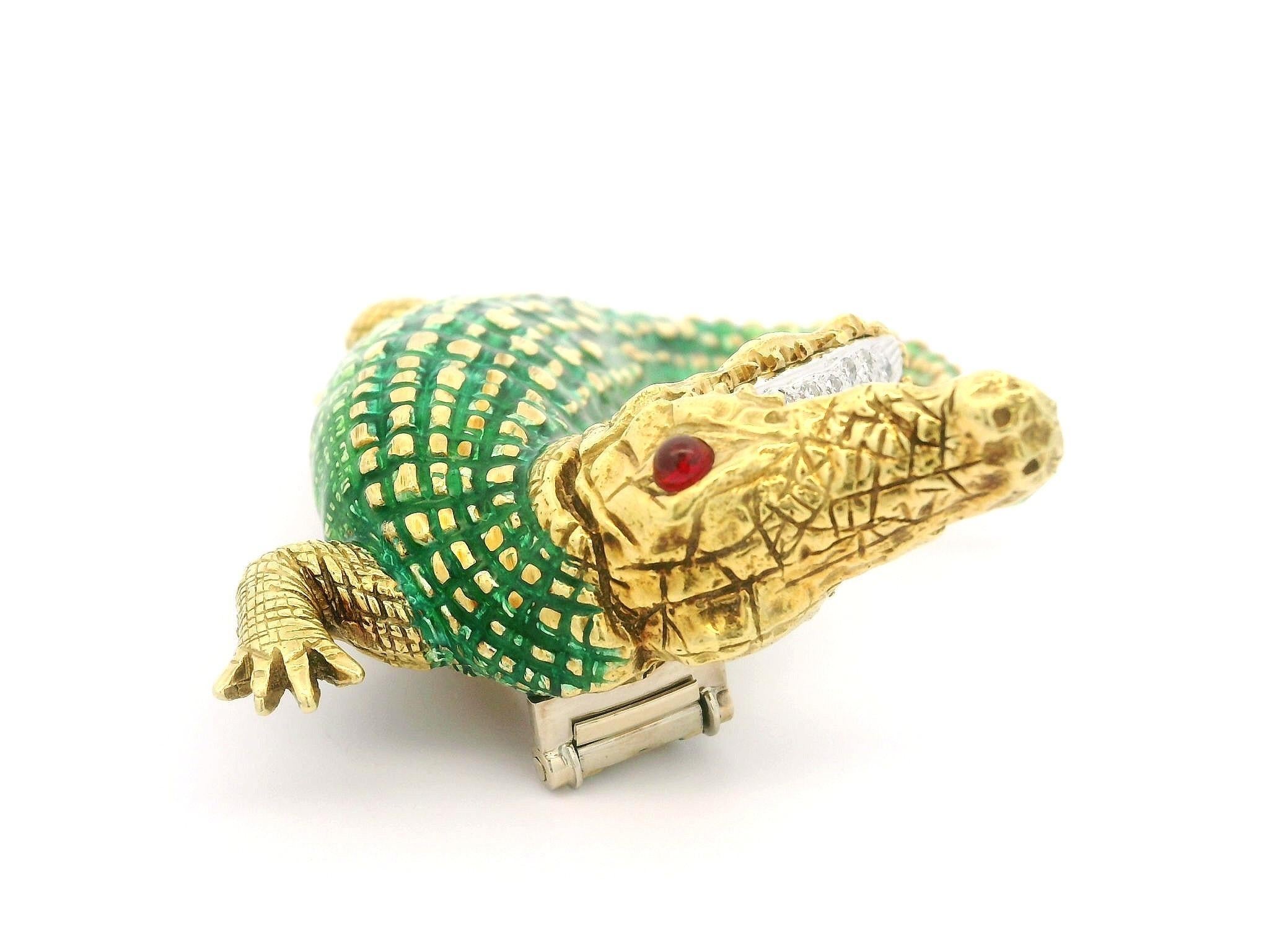 Vintage Yellow Gold Diamond Enamel Highly Detailed Textured Alligator Pin Brooch In Excellent Condition For Sale In Montclair, NJ