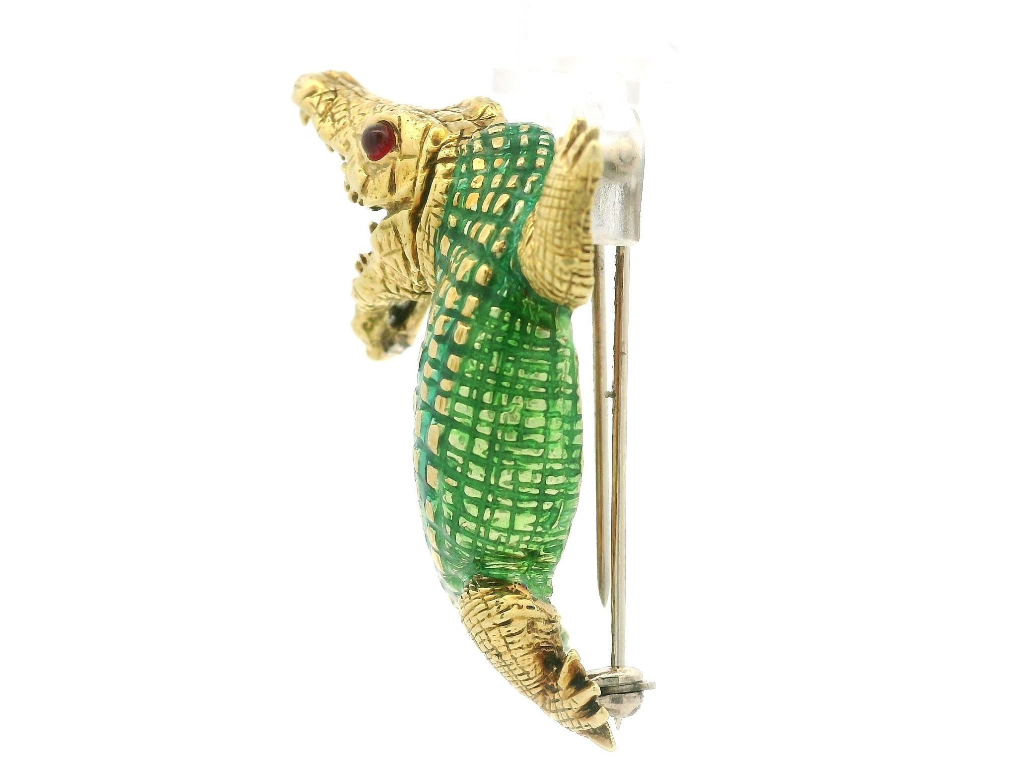 Vintage Yellow Gold Diamond Enamel Highly Detailed Textured Alligator Pin Brooch For Sale 1