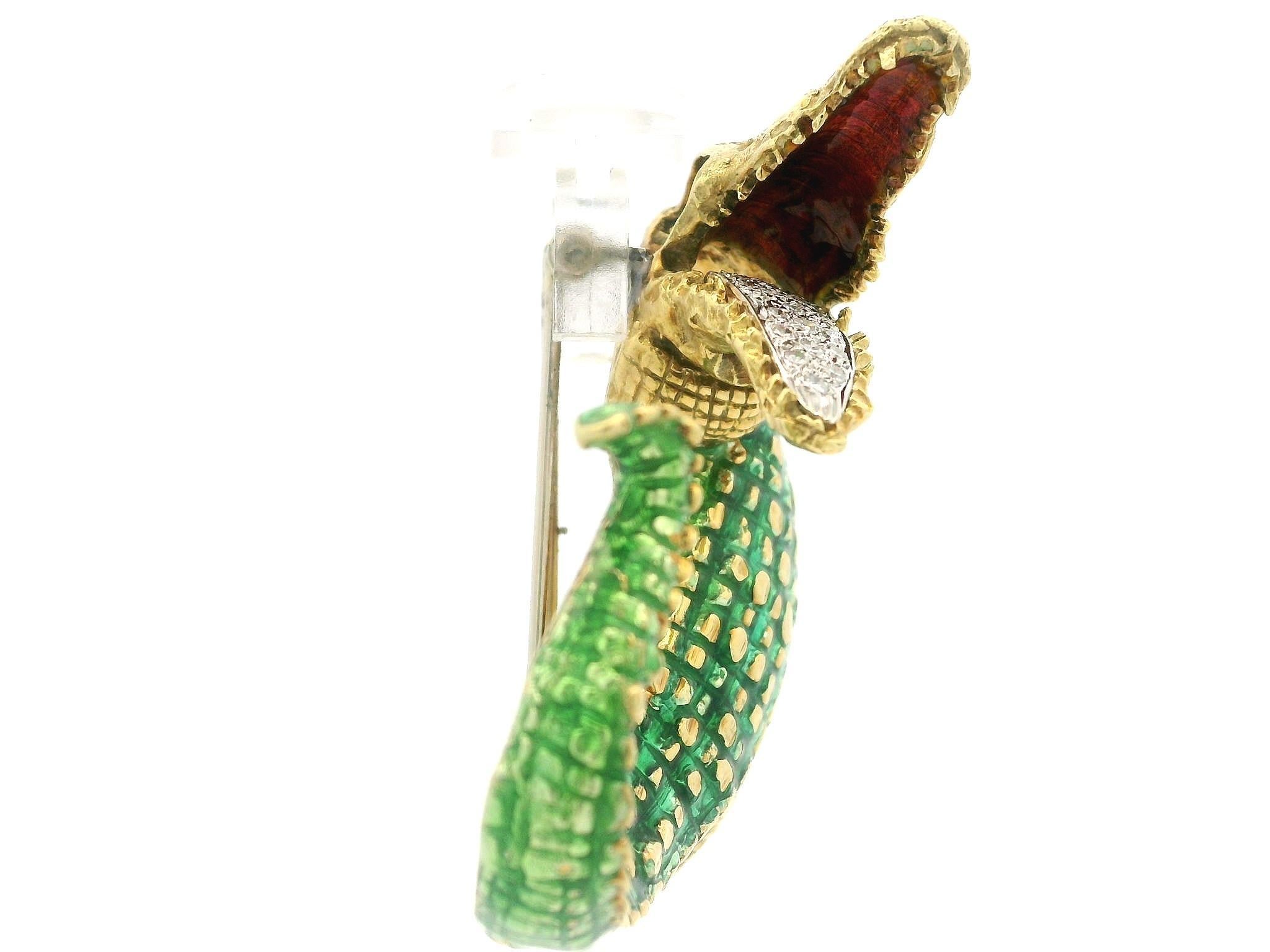 Vintage Yellow Gold Diamond Enamel Highly Detailed Textured Alligator Pin Brooch For Sale 3