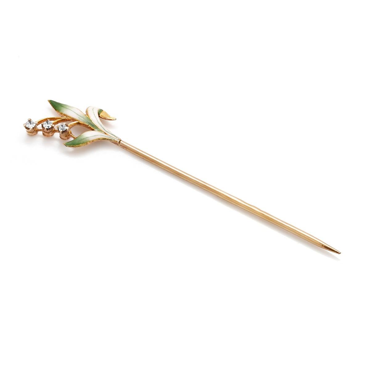 Vintage 18 karat yellow gold stick pin
Green and white enamel leaf
3 tiny diamonds weighing 0.09 carat 
Period 20th century 

