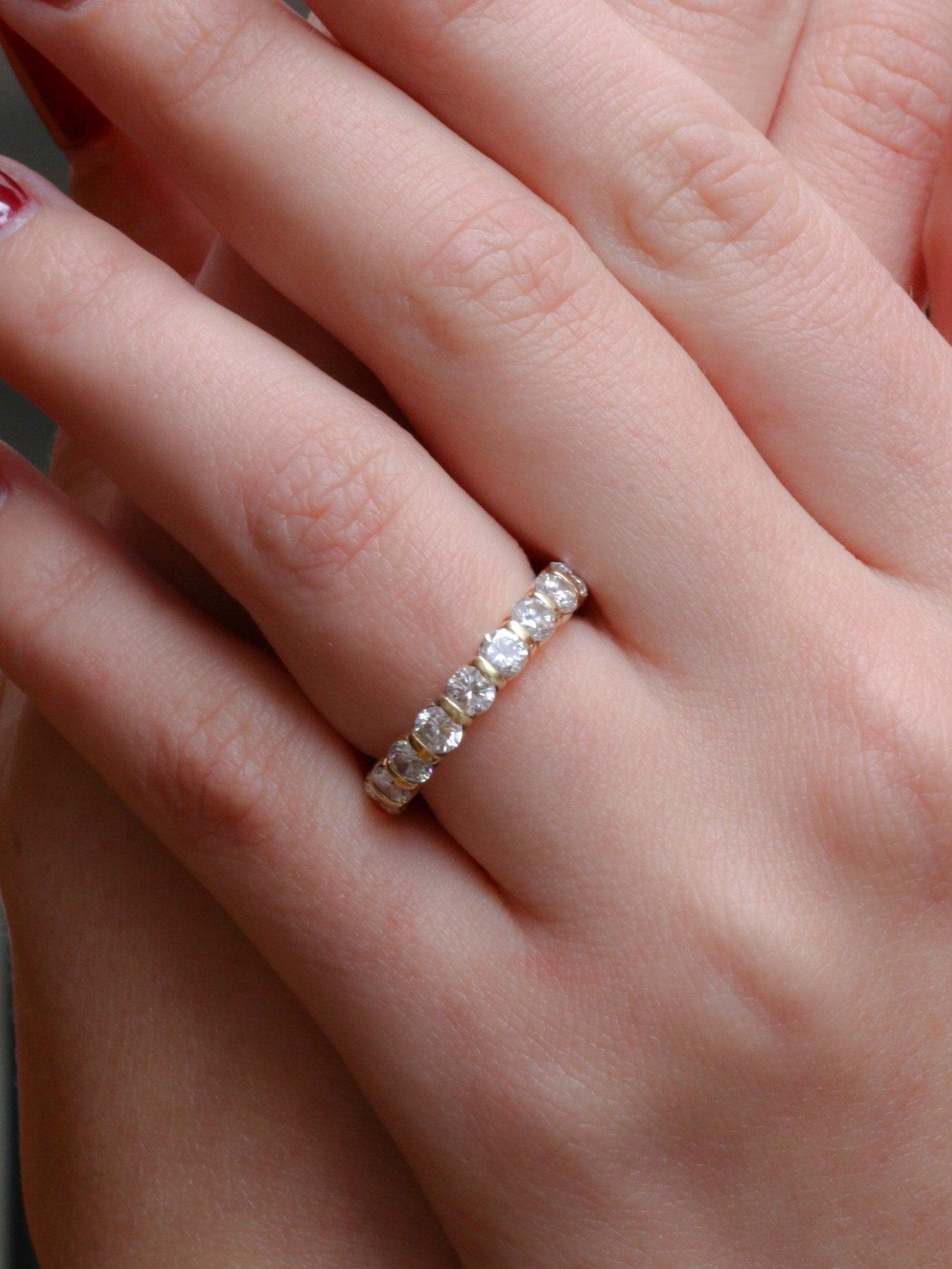 Yellow gold diamond band ring

18k (750°/°°) gold wedding band set with 18 brilliant-cut diamonds weighing approx. 0.17 carat each for a total weight of approx. 3.1 carats. Probably vintage American work.

Ring size 50FR
Gross weight: 4.40 grams