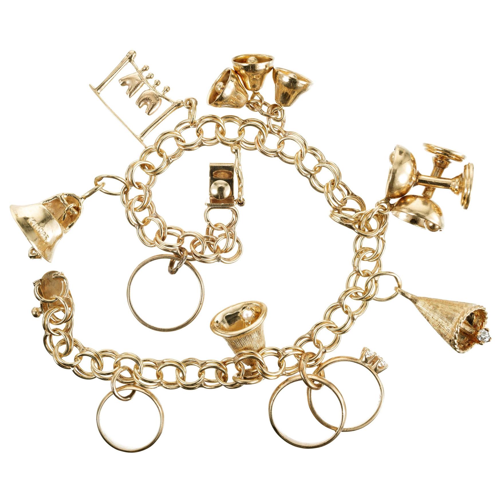 Vintage Gelbgold Doppel spiralförmiges Glieder-Ehering mit Hochzeitsthema-Charm-Armband im Angebot