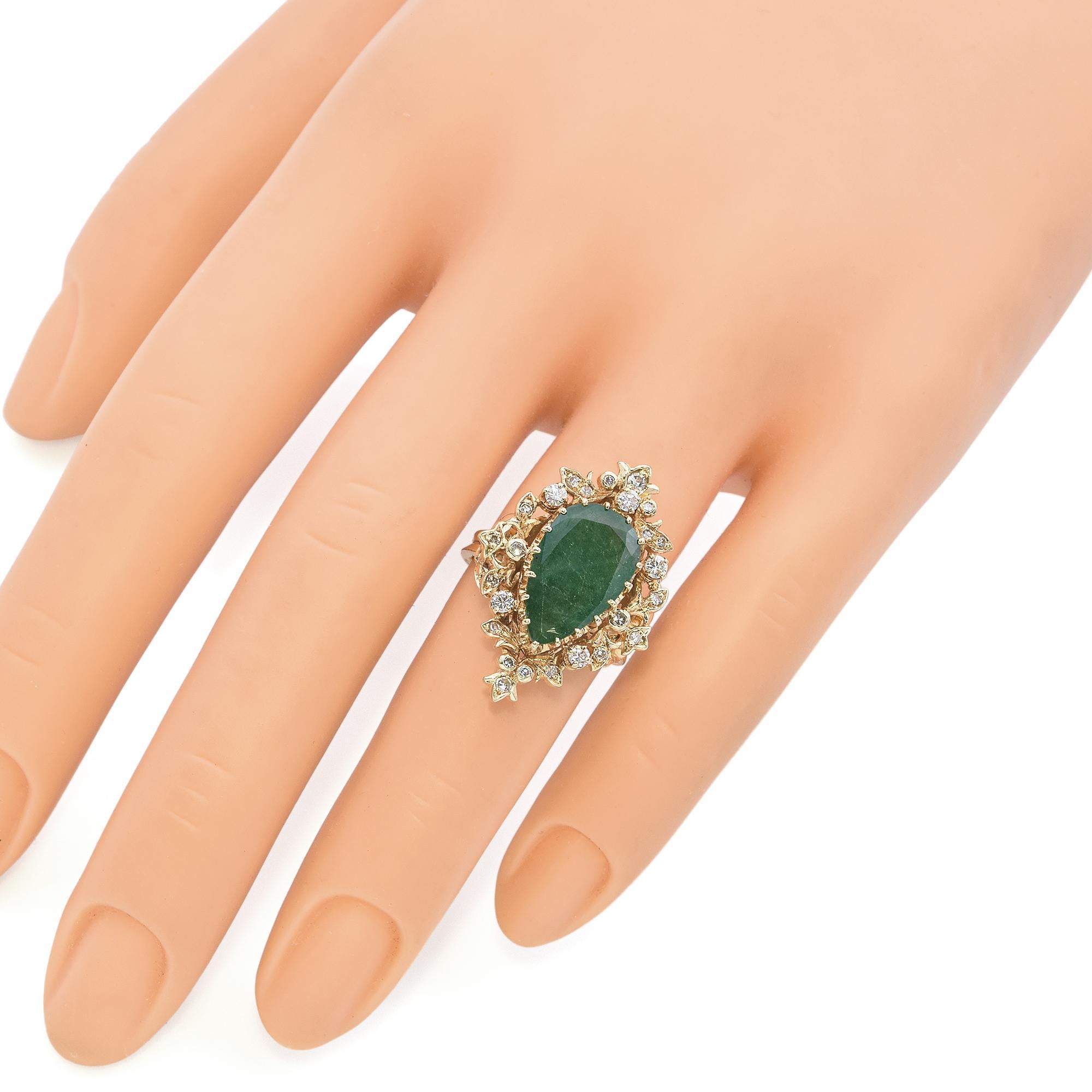 Taille poire Bague en or jaune vintage avec émeraude et diamant en vente
