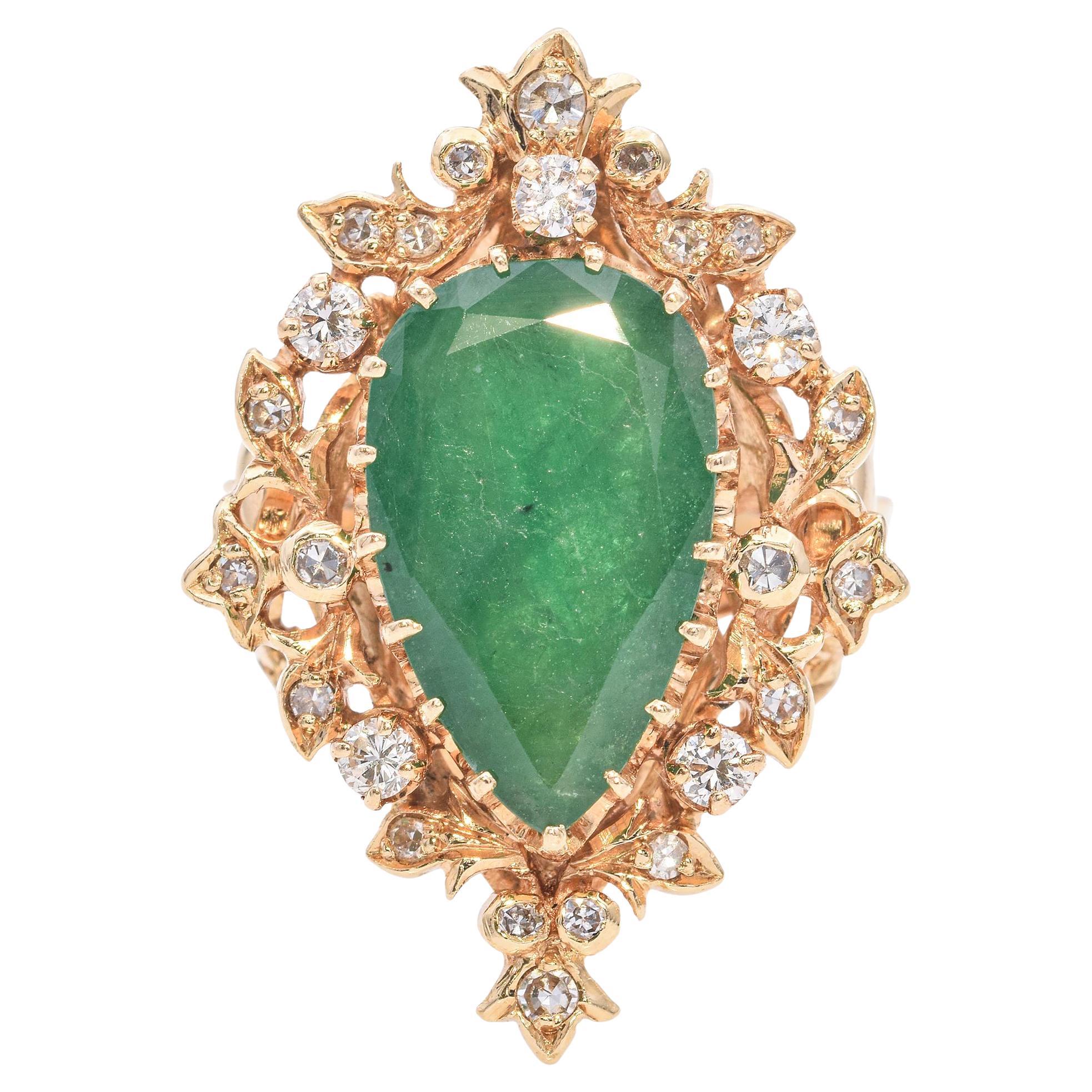 Bague en or jaune vintage avec émeraude et diamant en vente