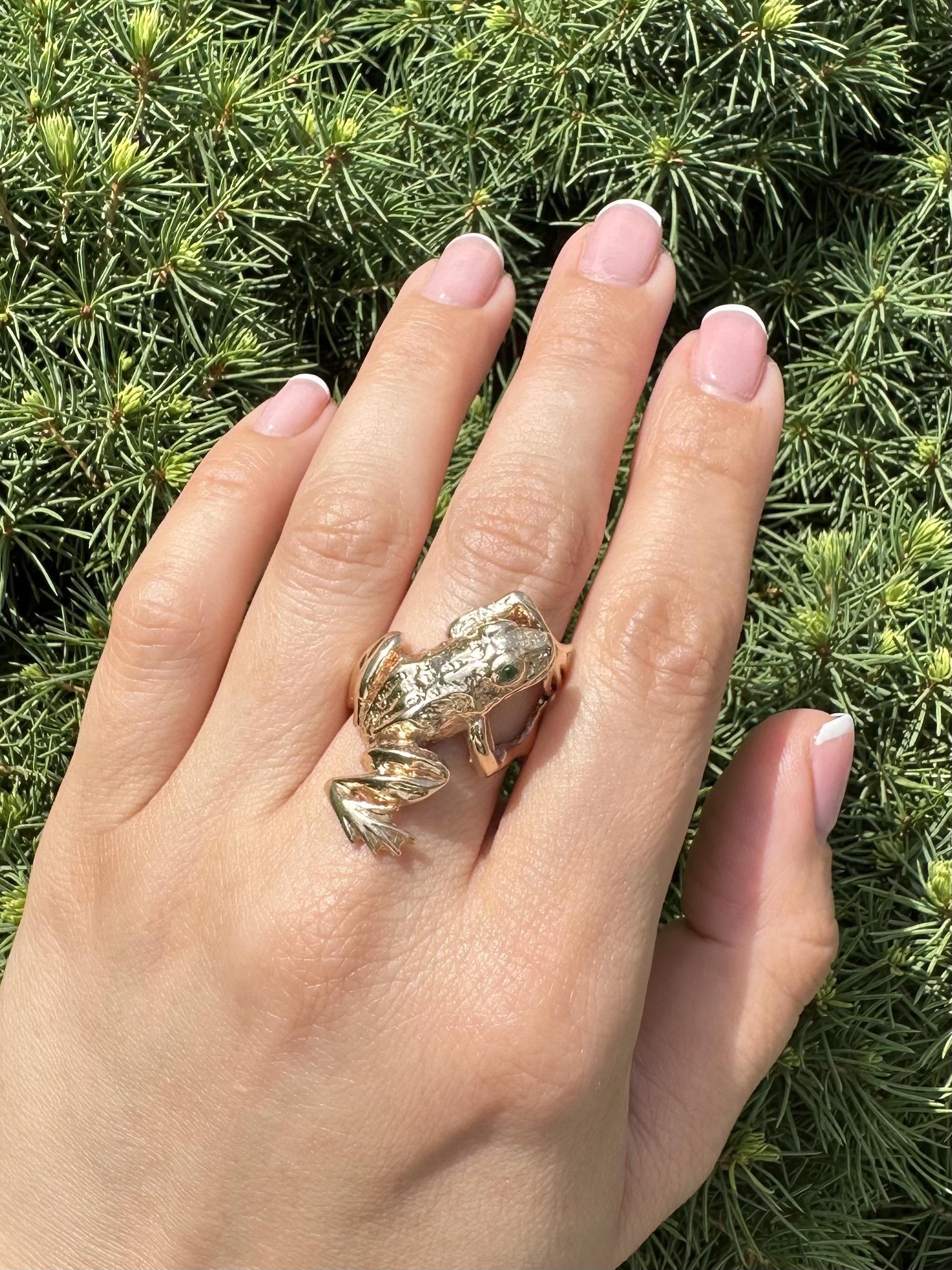 Round Cut Vintage Yellow Gold Emerald Eyes Climbing Frog Wide Wrap Whimsical Ring For Sale