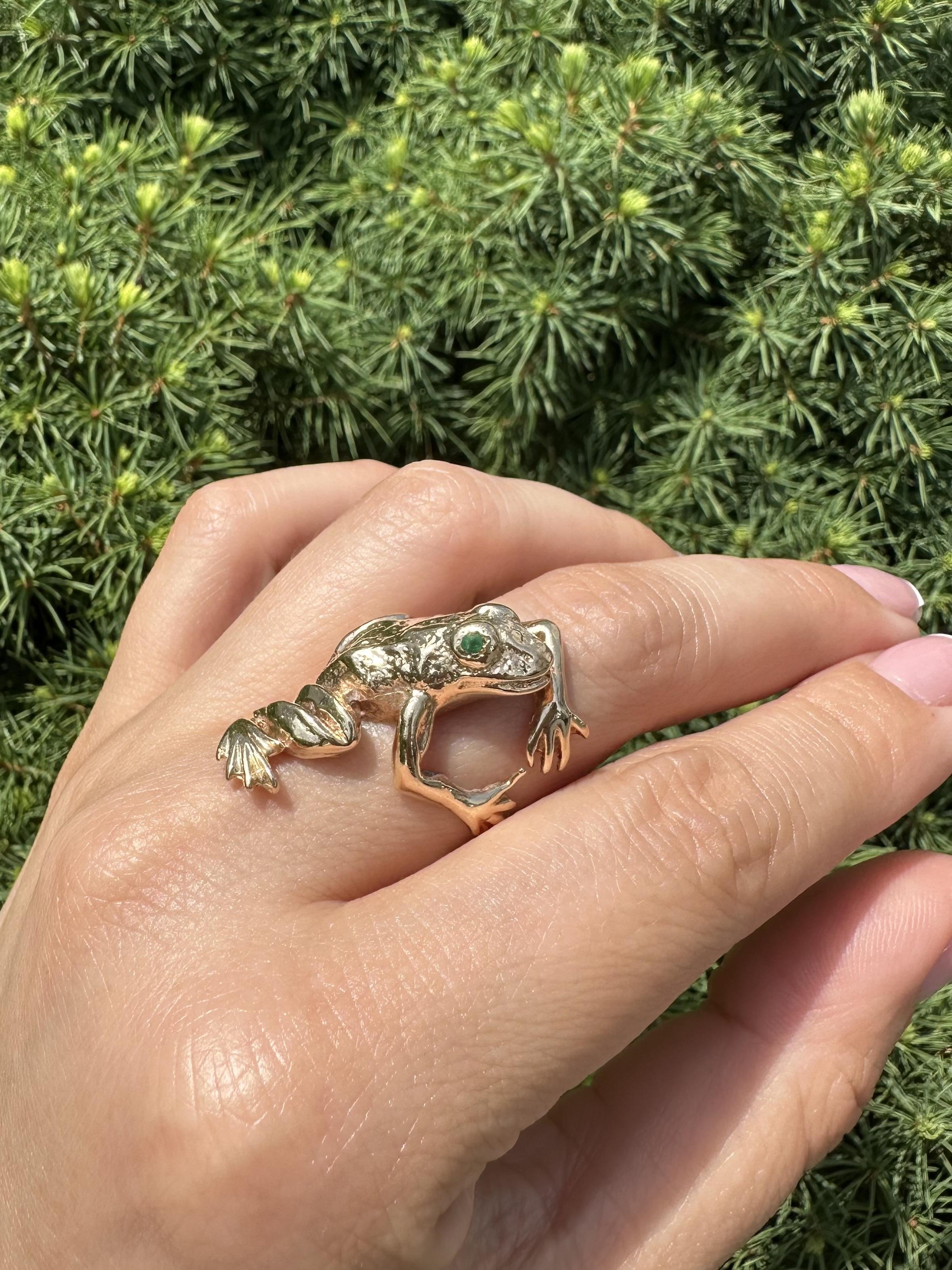 Vintage Yellow Gold Emerald Eyes Climbing Frog Wide Wrap Whimsical Ring In Excellent Condition For Sale In Montclair, NJ
