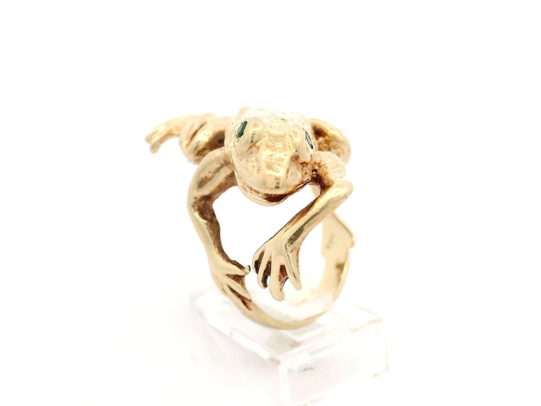 Women's or Men's Vintage Yellow Gold Emerald Eyes Climbing Frog Wide Wrap Whimsical Ring For Sale