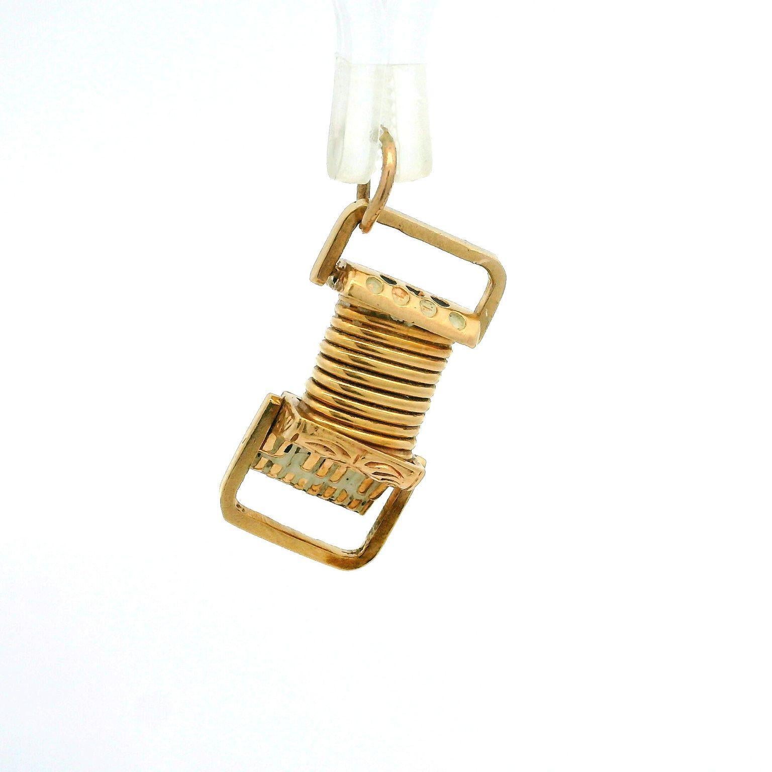 MATERIAL : Or jaune massif 14k
Poids : 3.47 grammes
Chaîne : Non inclus
Largeur totale : 10,61 mm (0,41