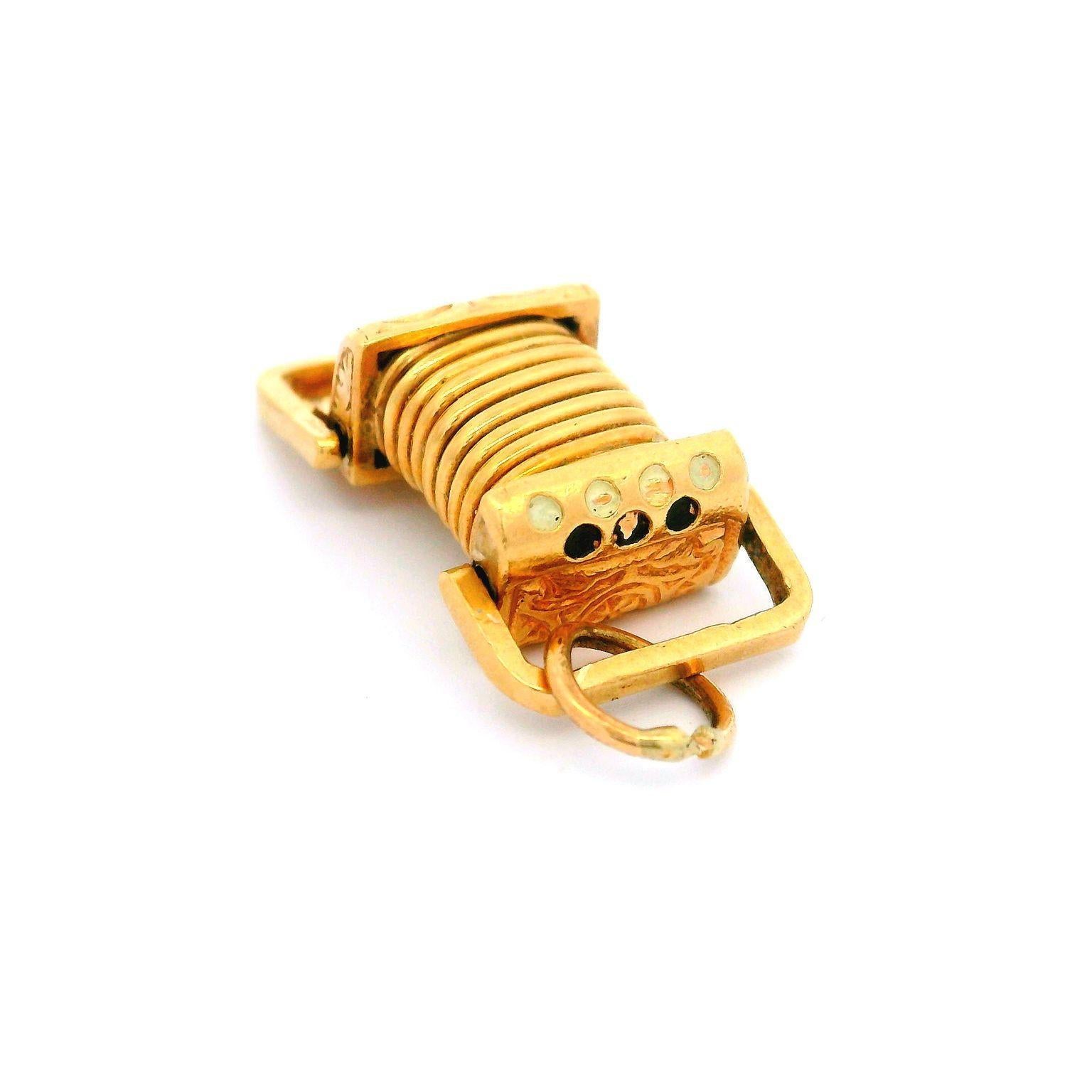 Pendentif en or jaune et émail avec breloque en 3D pour accordéon actionnable en vente 1