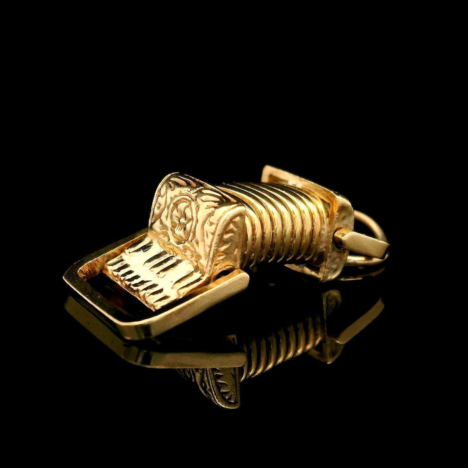 Pendentif en or jaune et émail avec breloque en 3D pour accordéon actionnable en vente 2