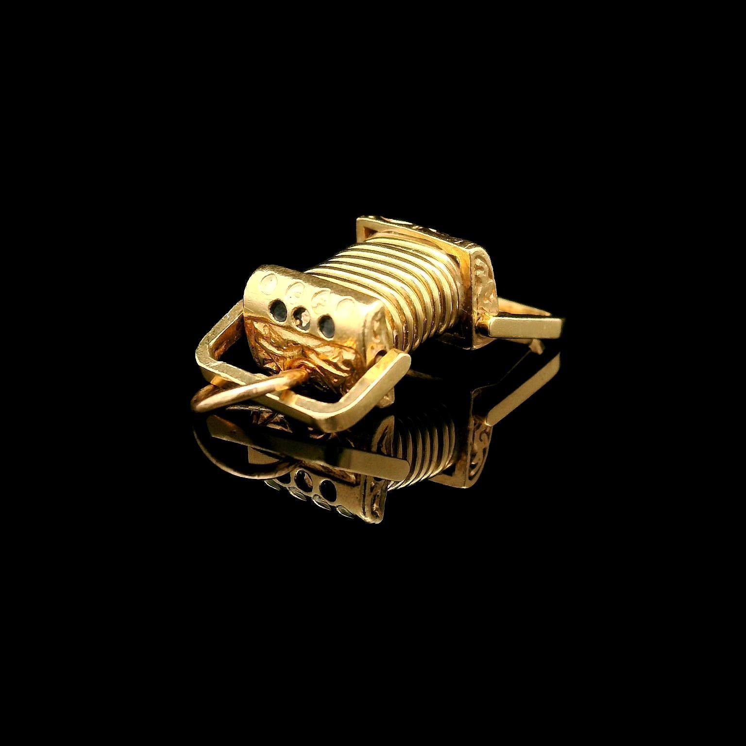 Pendentif en or jaune et émail avec breloque en 3D pour accordéon actionnable en vente 3