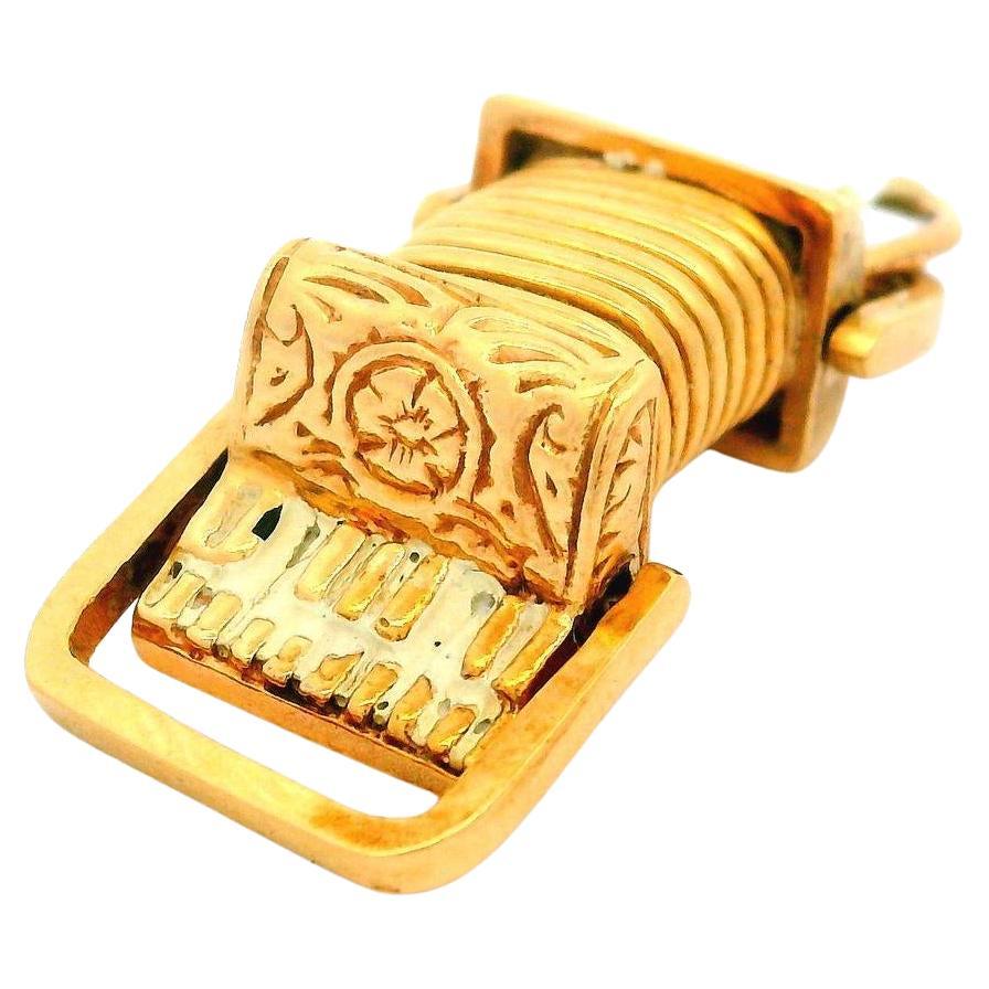 Pendentif en or jaune et émail avec breloque en 3D pour accordéon actionnable