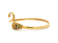 Bracciale aperto Bangle in oro giallo con testa e coda di leone, dettagliato e vintage