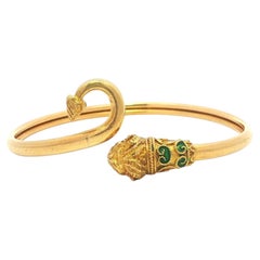 Bracciale aperto Bangle in oro giallo con testa e coda di leone, dettagliato e vintage
