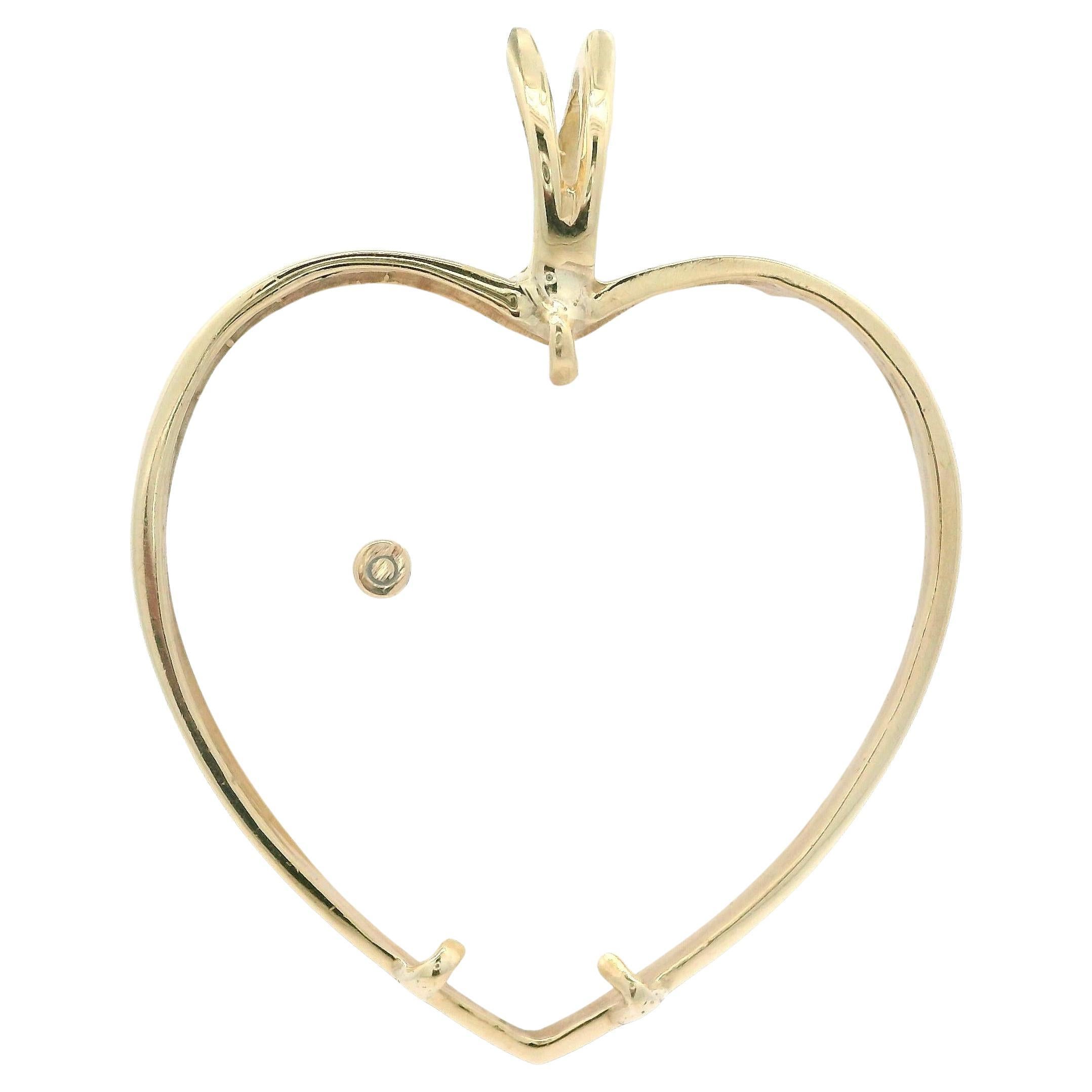 --Pierre(s) :...
(1) Quartz en verre dépoli - coupe en cœur - lunette sertie - 26.4x25.8mm (approx.)
(1) Diamant véritable naturel - taille brillant ronde - serti clos - 0,03ct (approx.)

MATERIAL : Or jaune 14k massif
Poids : 8.68 grammes
Hauteur