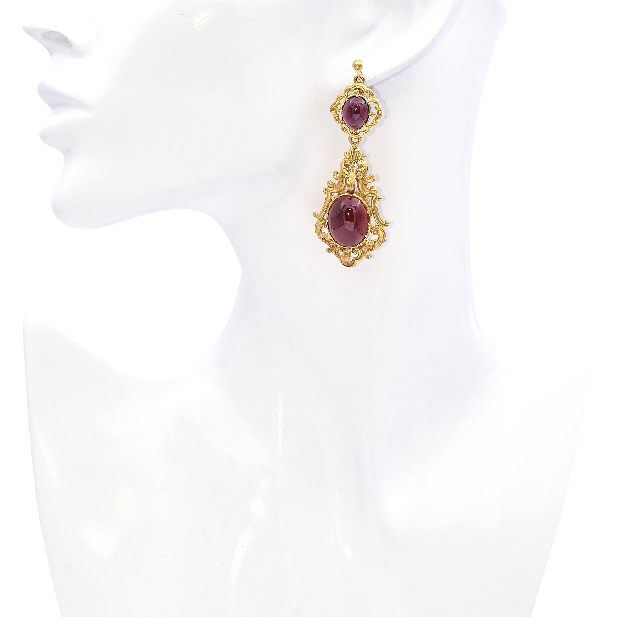 Taille cabochon Boucles d'oreilles pendantes en or jaune grenat cabochon en vente