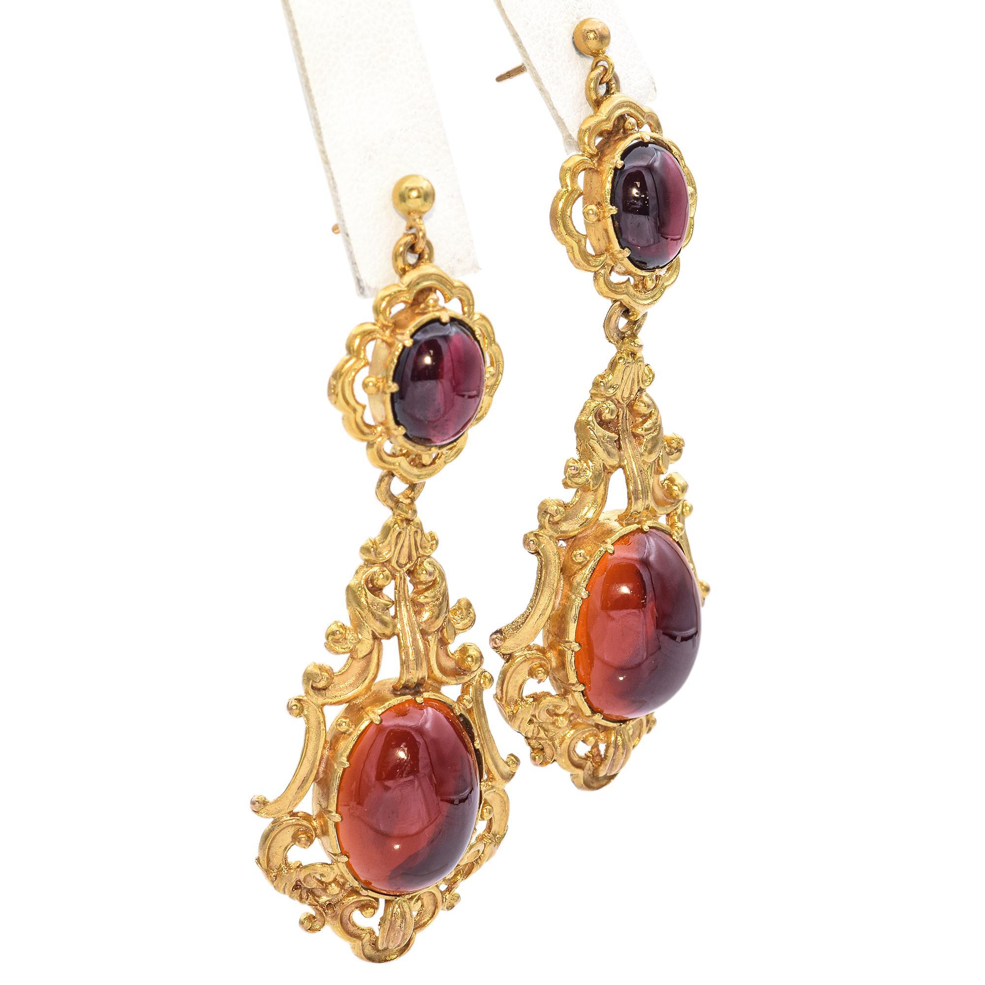 Boucles d'oreilles pendantes en or jaune grenat cabochon Bon état - En vente à New York, NY
