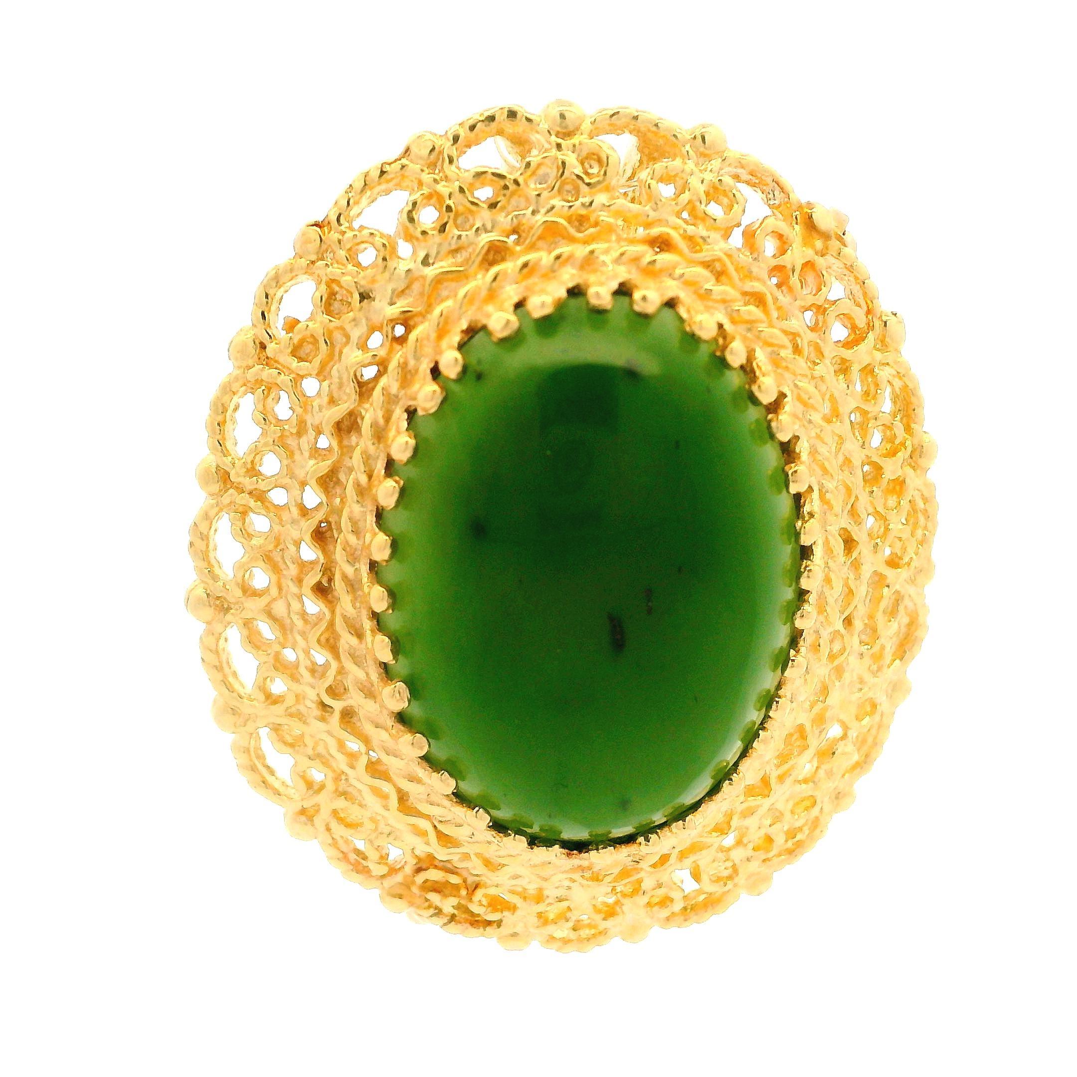 Broche ou pendentif vintage en or jaune et jade vert avec détails ajourés