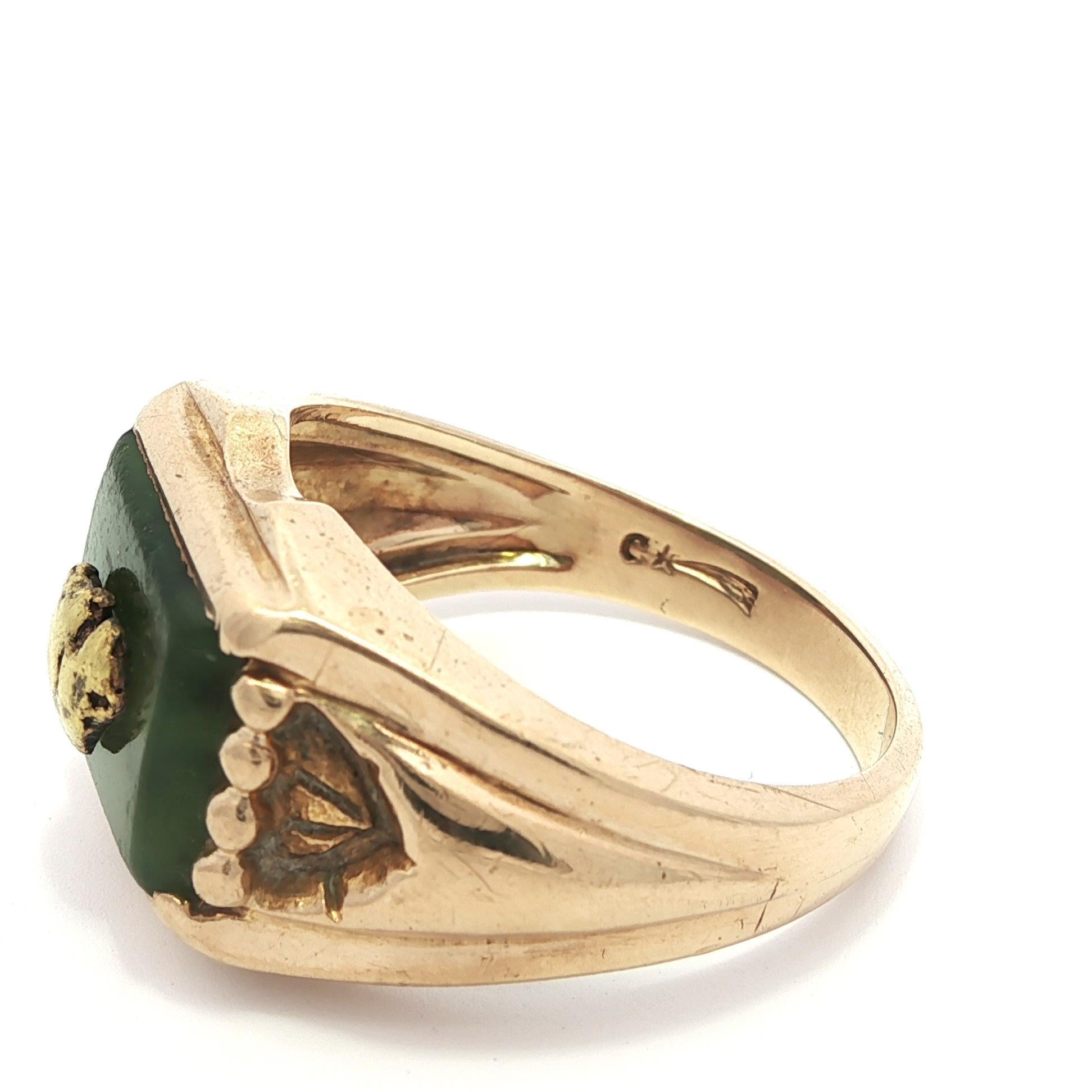Vintage Gelbgold Grüner Jade w / Golden Nugget Center Men's Band Ring im Angebot 2